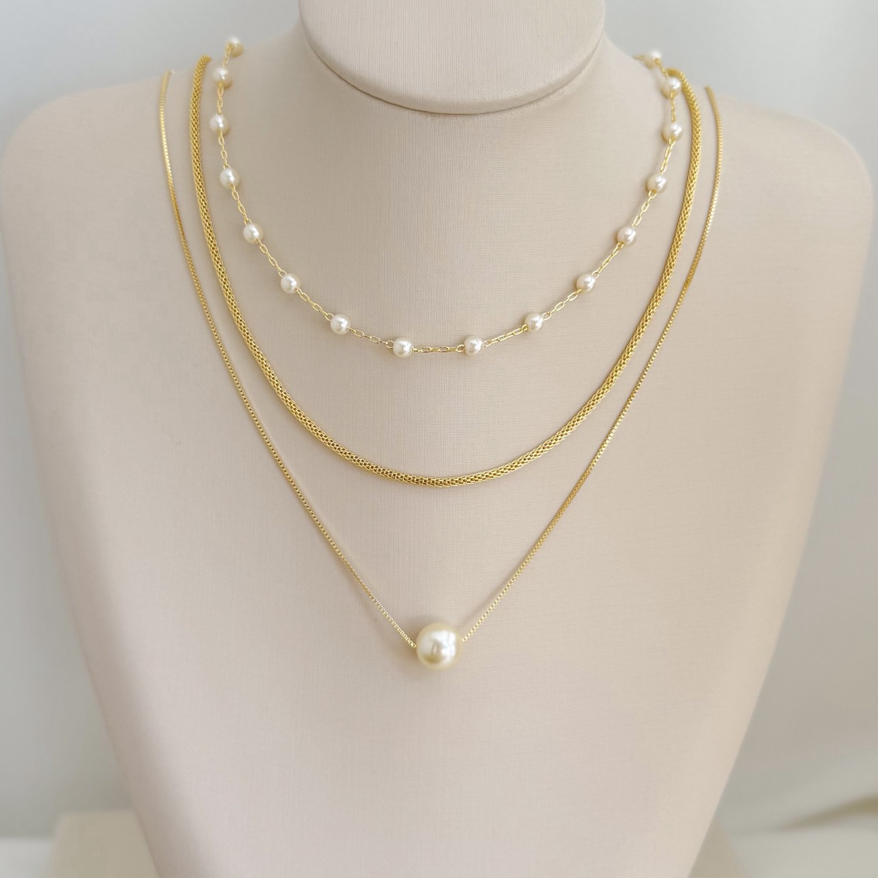 09.2355.15.O - (45) Colar de veneziana com pingente pérola pasada