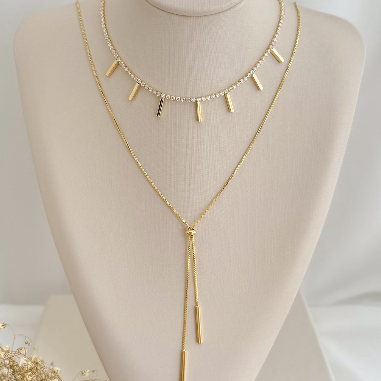 09.2356.1.O - (32) Colar de veneziana clássica com sete tubos quadrados lisos em efeito sol