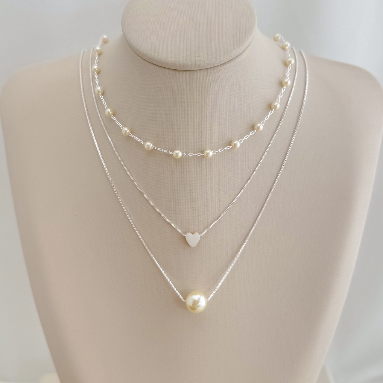 09.2358.15.S - (32) Colar de pérolas espaçadas em corrente cartier