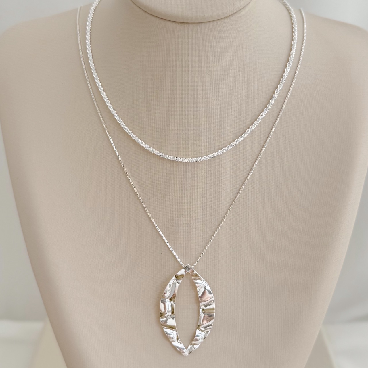 09.2360.0.S - (45) Colar veneziana com pingente grande formato navete em efeito orgânico