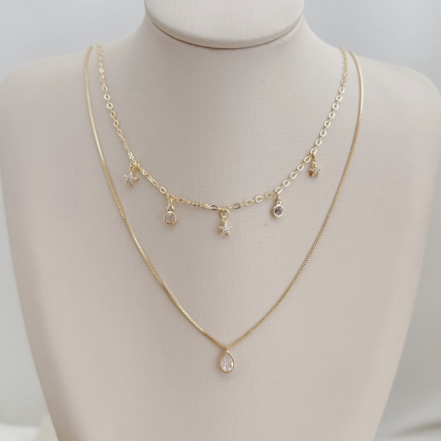 09.2368.1.O - (32) Colar choker com pingentes de estrela cravejada e pontos de luz, corrente de elo americano