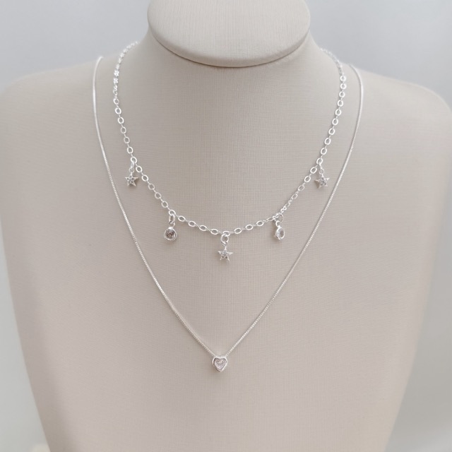 09.2368.1.S - (32) Colar choker com pingentes de estrela cravejada e pontos de luz, corrente de elo americano