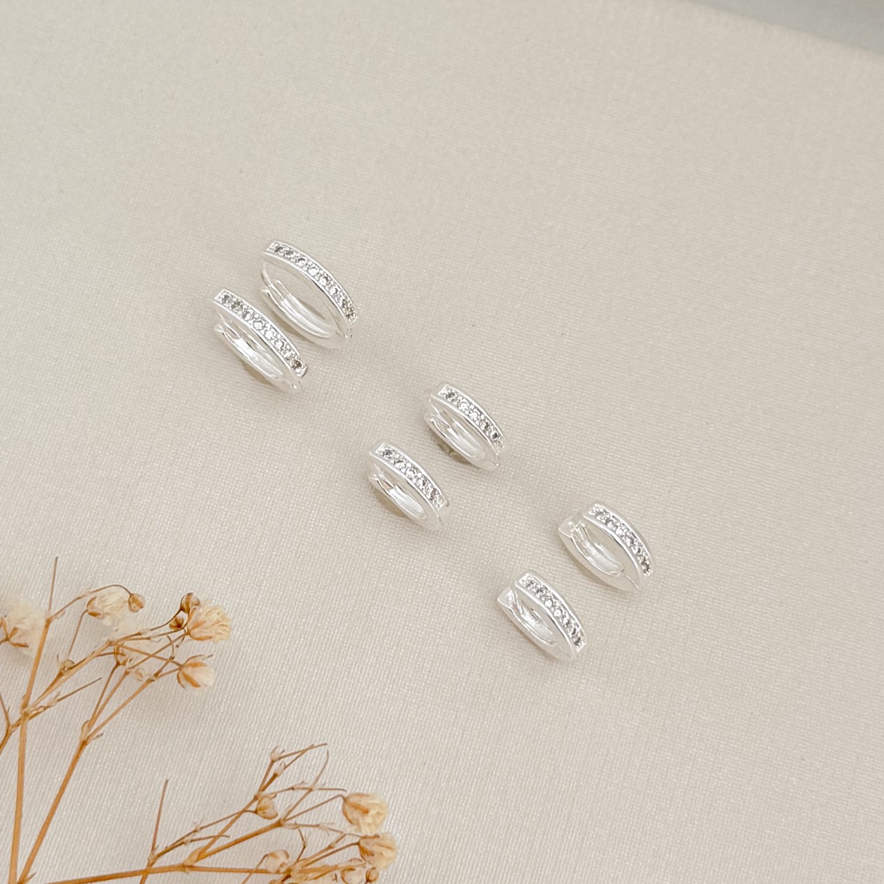 05.3046.1.S (V1) Argola tradicional PP (9mm) com uma fileira de zircônia e borda levemente elevada