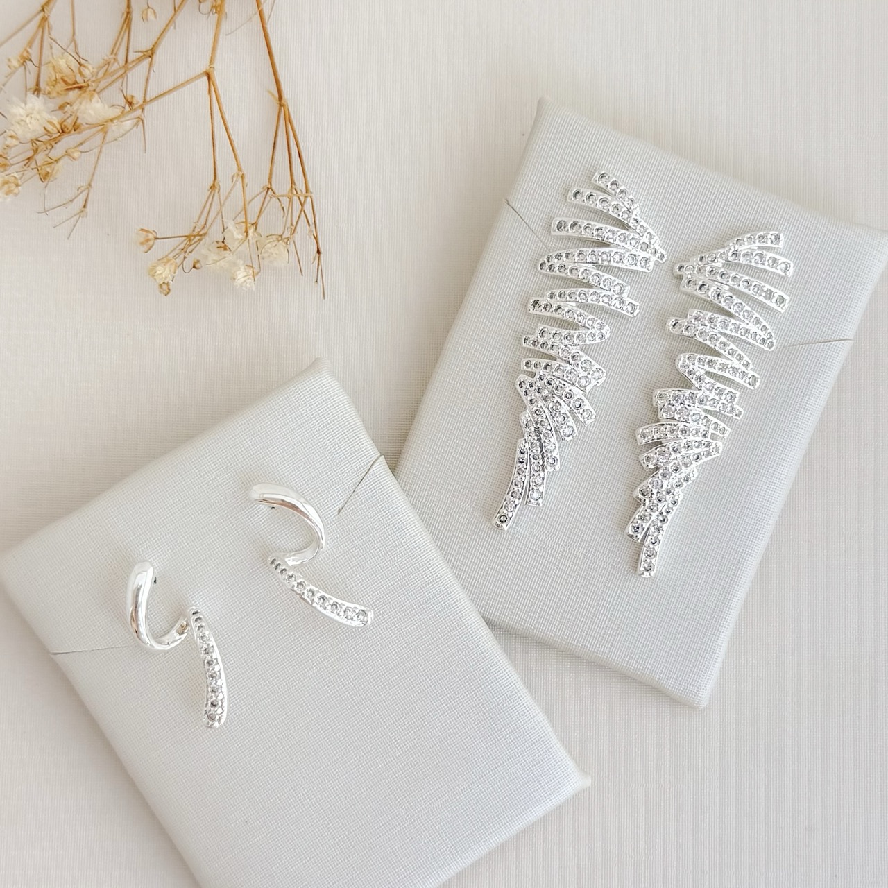 06.1862.1.S - Brinco múltiplos traços cravejados em efeito tornado