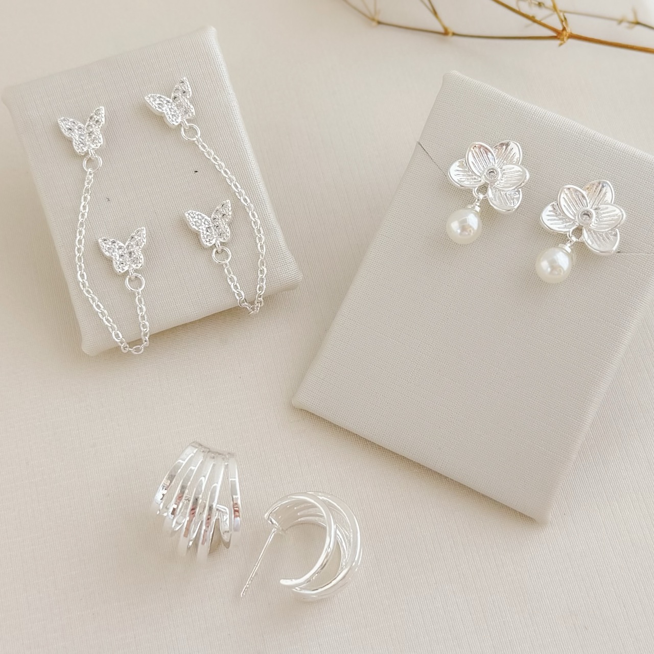 06.1863.1.S - Brinco de borboletas cravejadas conectado por elos