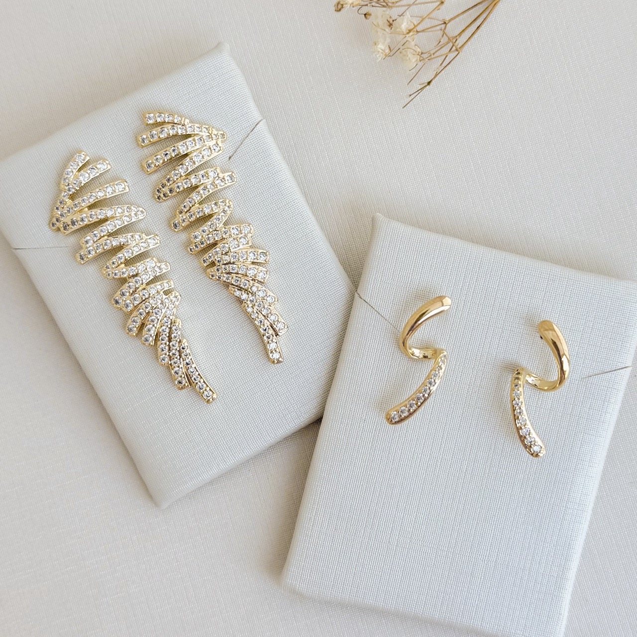 06.1864.1.O - Brinco em desenho S com parte inferior cravejado