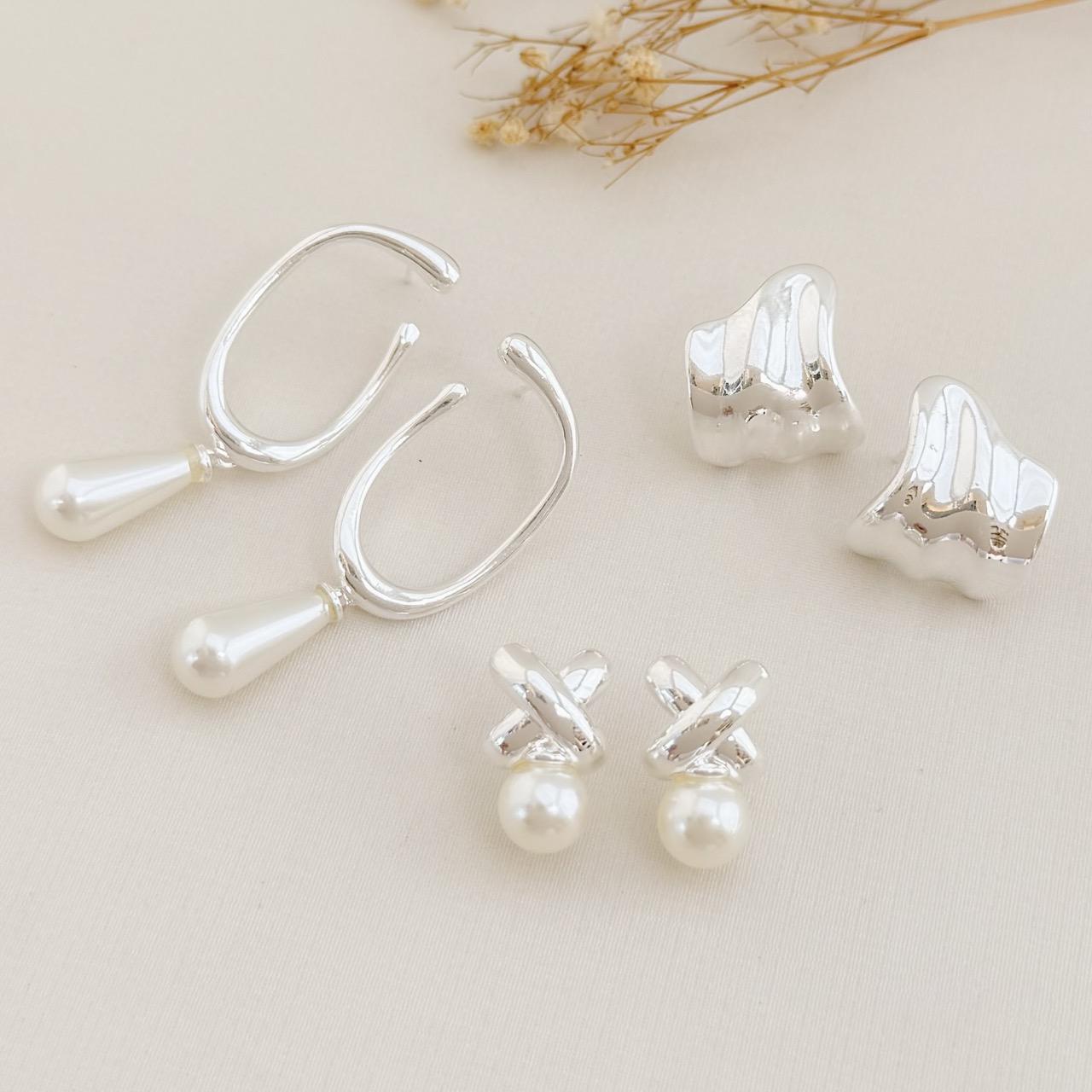 06.1868.15.S - Brinco de base formato C liso com pingente de pérola em gota