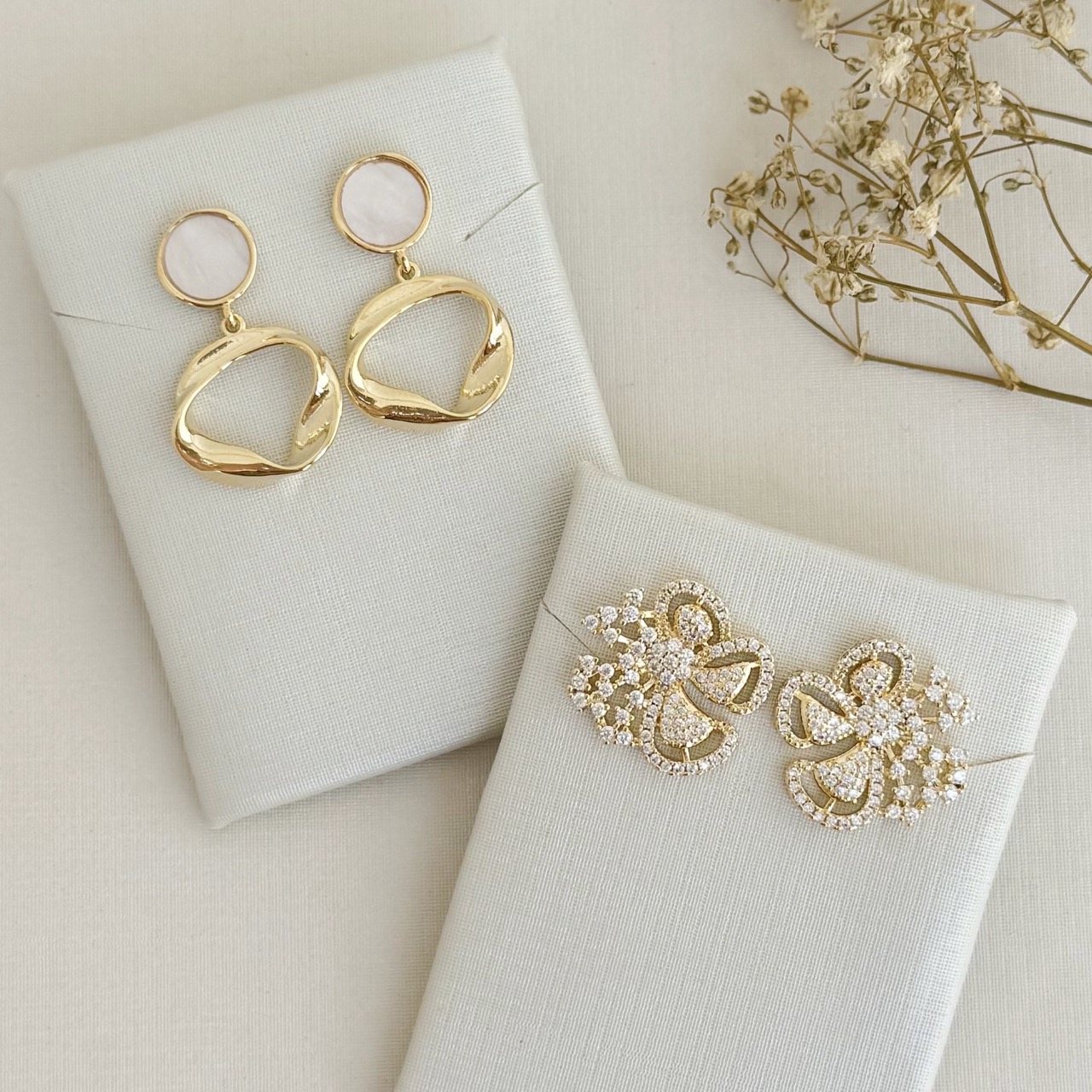 06.1872.15.O - Brinco de base circular perolada com pingente de circulo em efeito orgânico