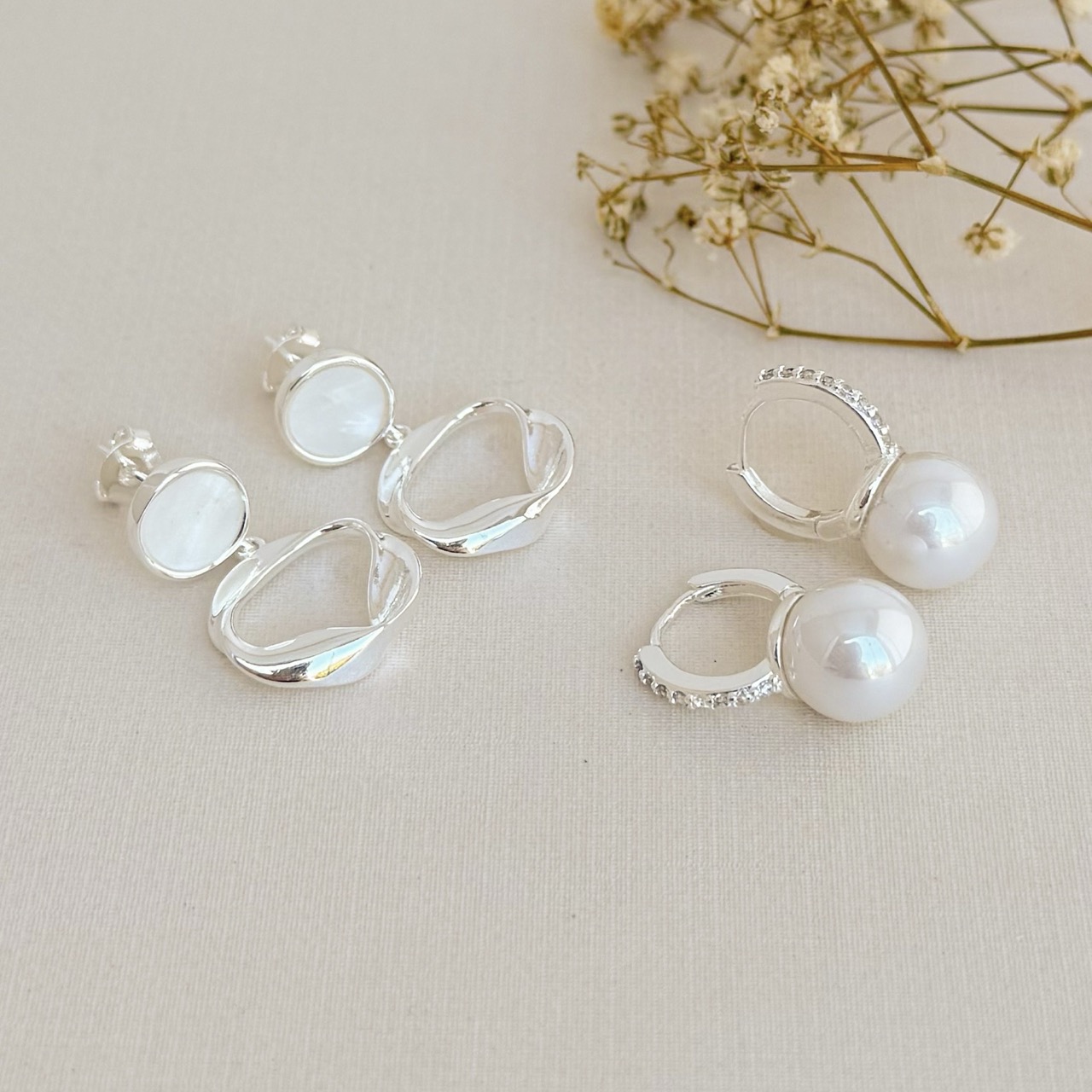 06.1872.15.S - Brinco de base circular perolada com pingente de circulo em efeito orgânico