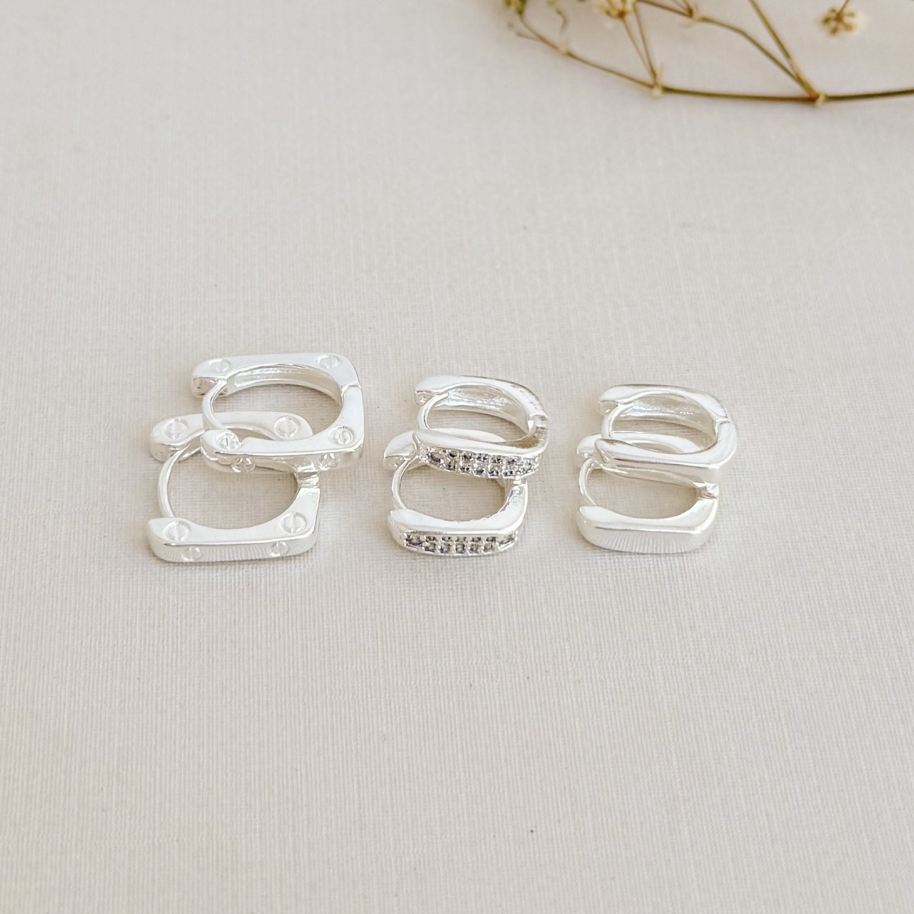 05.3047.0.S - Argola quadrada lisa com desenhos de pregos nos cantos