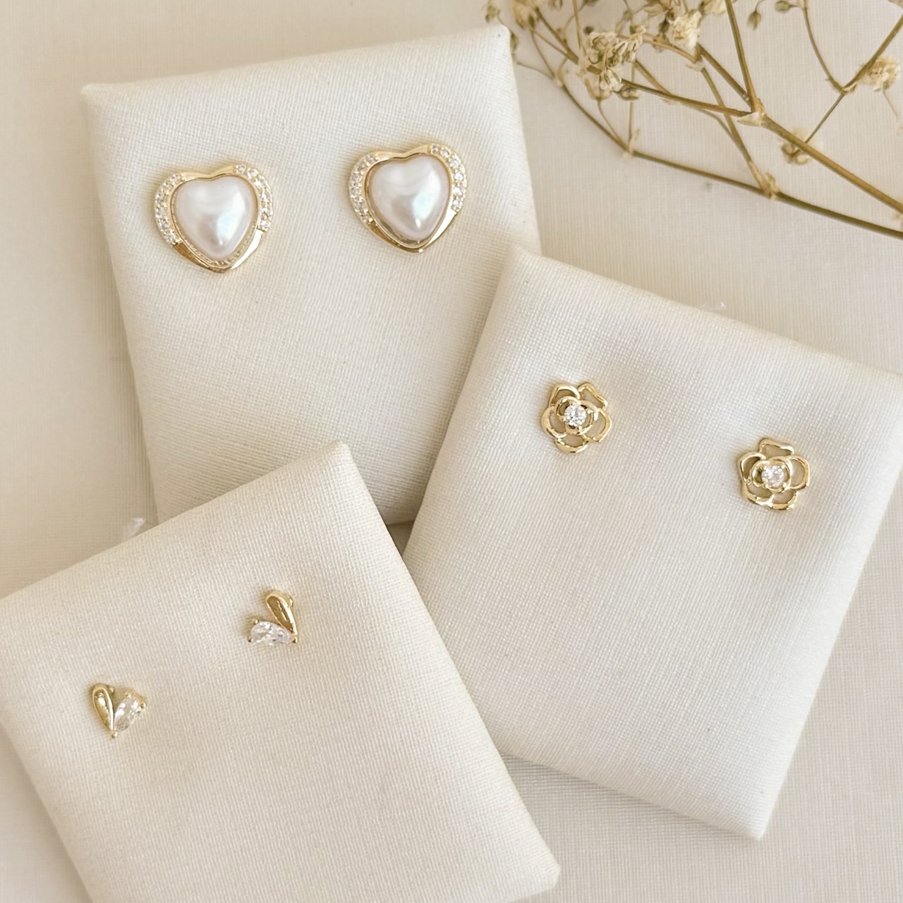 07.2719.1.O - Brinco de mini coração com um lado em pedra gota e um lado liso