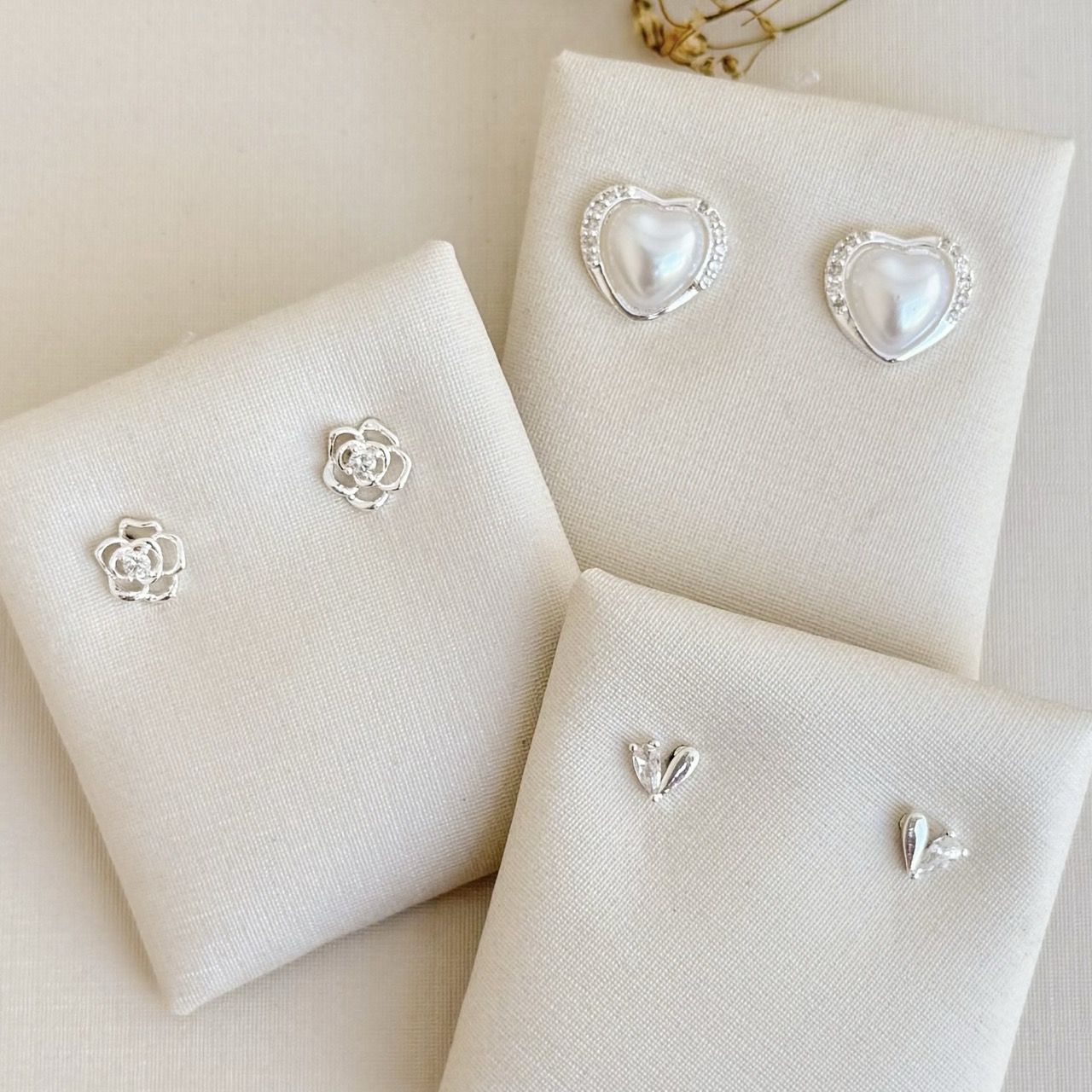 07.2719.1.S - Brinco de mini coração com um lado em pedra gota e um lado liso