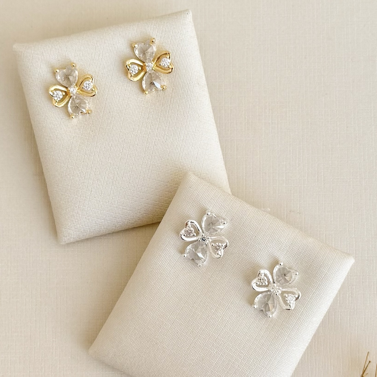 07.2722.1.O - Brinco dm Shamrock com duas folhas em pontos de luz de coração e duas em silhueta