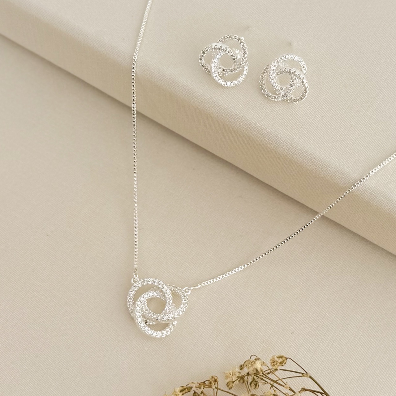 07.2723.1.S - Brinco de silhueta triade cravejada classica