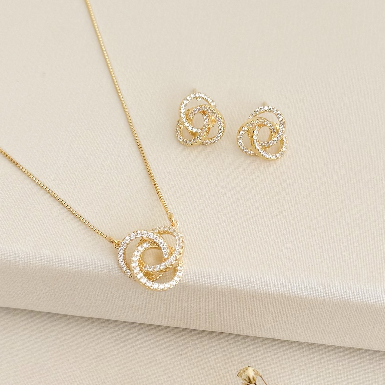 09.2380.1.O - (45) Colar de pingente silhueta triade cravejada com corrente veneziana