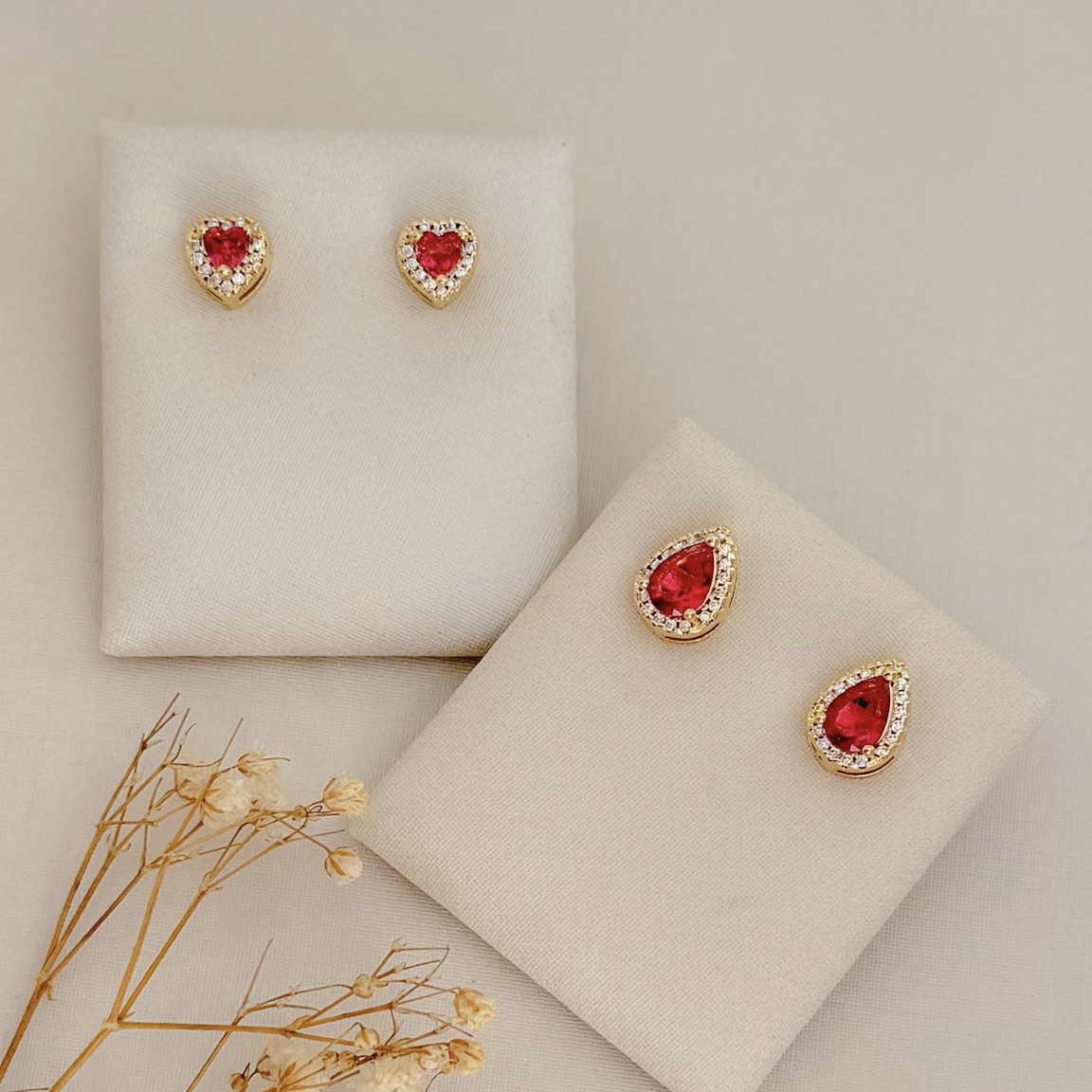 07.2724.6.O - Brinco em formato de coração de 8mm com uma linha de cravação em aura