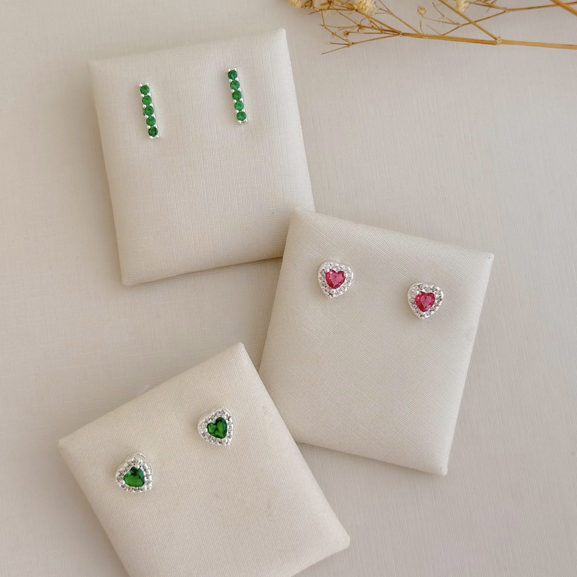 07.2724.6.S - Brinco em formato de coração de 8mm com uma linha de cravação em aura