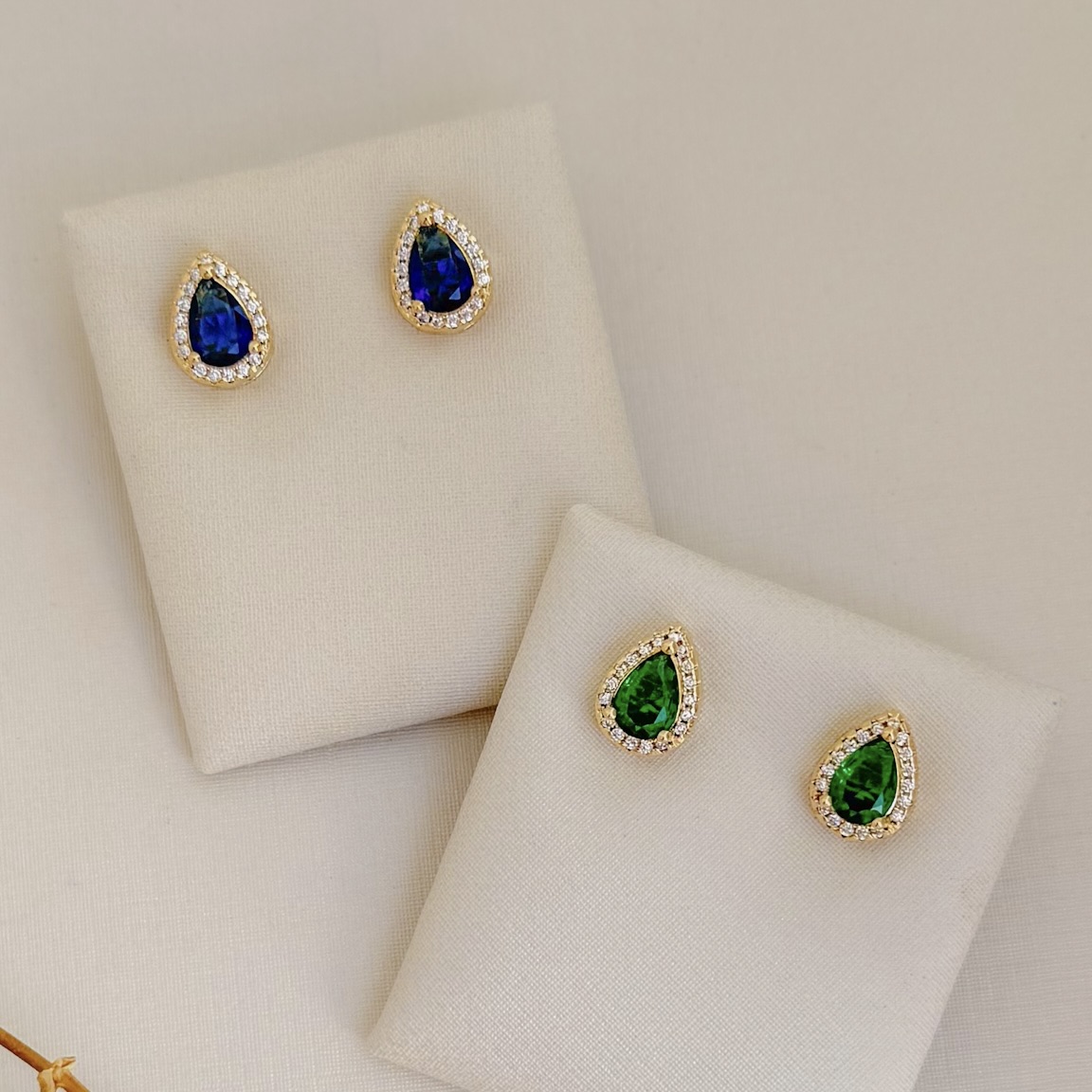 07.2725.4.O - Brinco de formato gota em 11mm com uma linha de cravação em aura