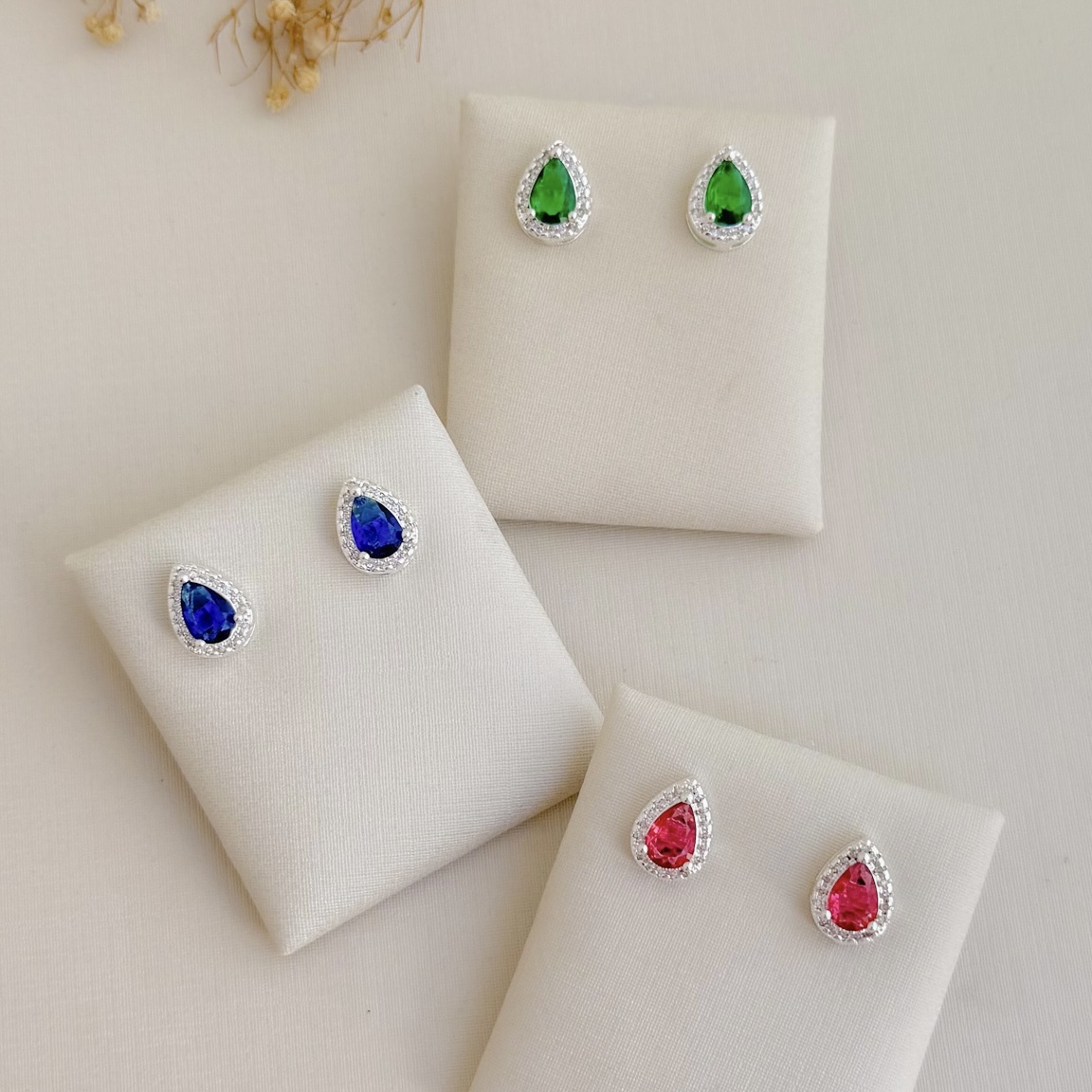 07.2725.4.S - Brinco de formato gota em 11mm com uma linha de cravação em aura