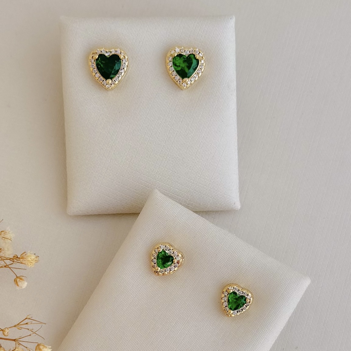 07.2726.5.O - Brinco em formato coração de 9mm com uma linha de cravação em aura