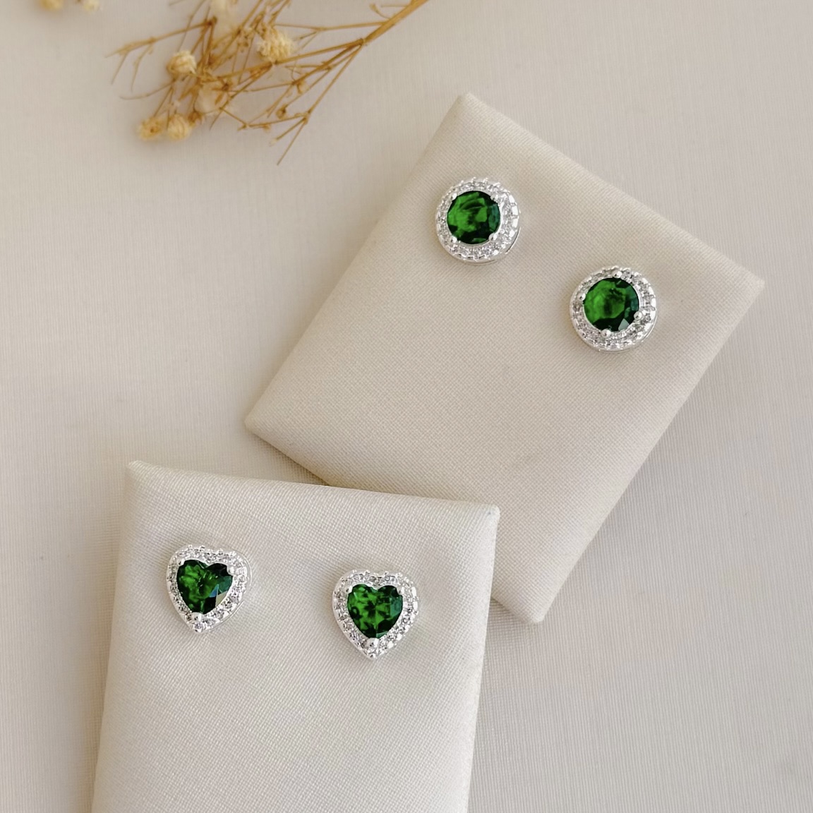 07.2727.5.S - Brinco de formato circular de 9mm com uma linha de cravação em aura