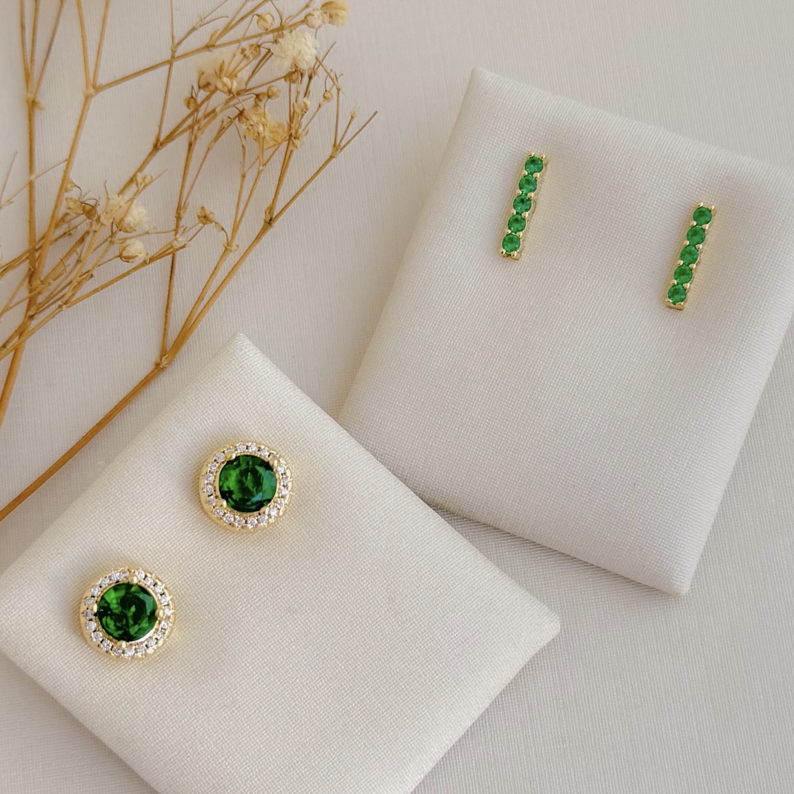 07.2728.5.S - Brinco de traço cravejado com cinco pedras em estilo riviera