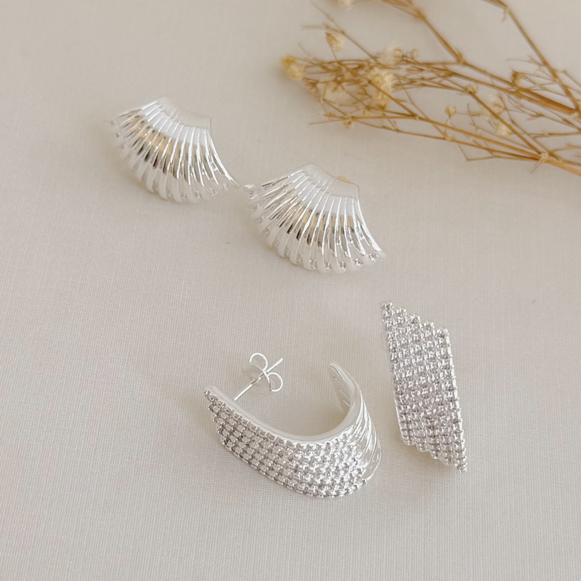 06.1874.1.S - Brinco em formato J de cinco barras com parte superior cravejado