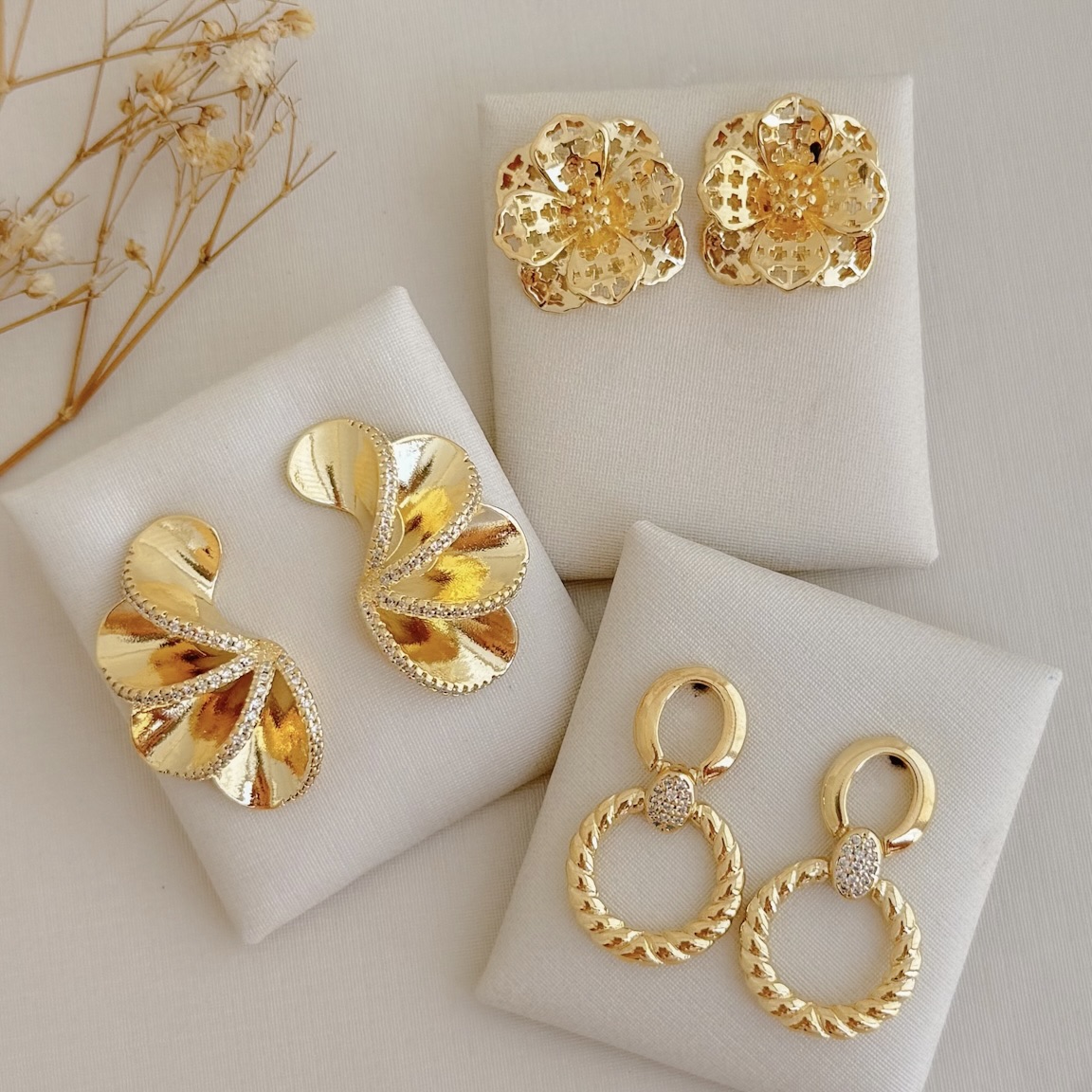 06.1878.0.O - Brinco de flor papoula com pétalas vazadas em símbolos positivo