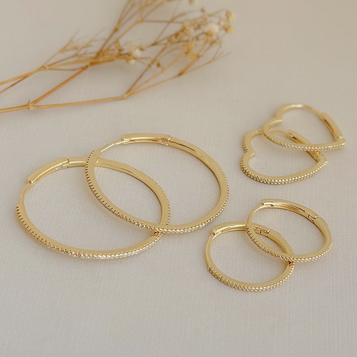 05.3053.1.O - Argola de 25mm de diâmetro com parte frontal cravejada em uma coluna