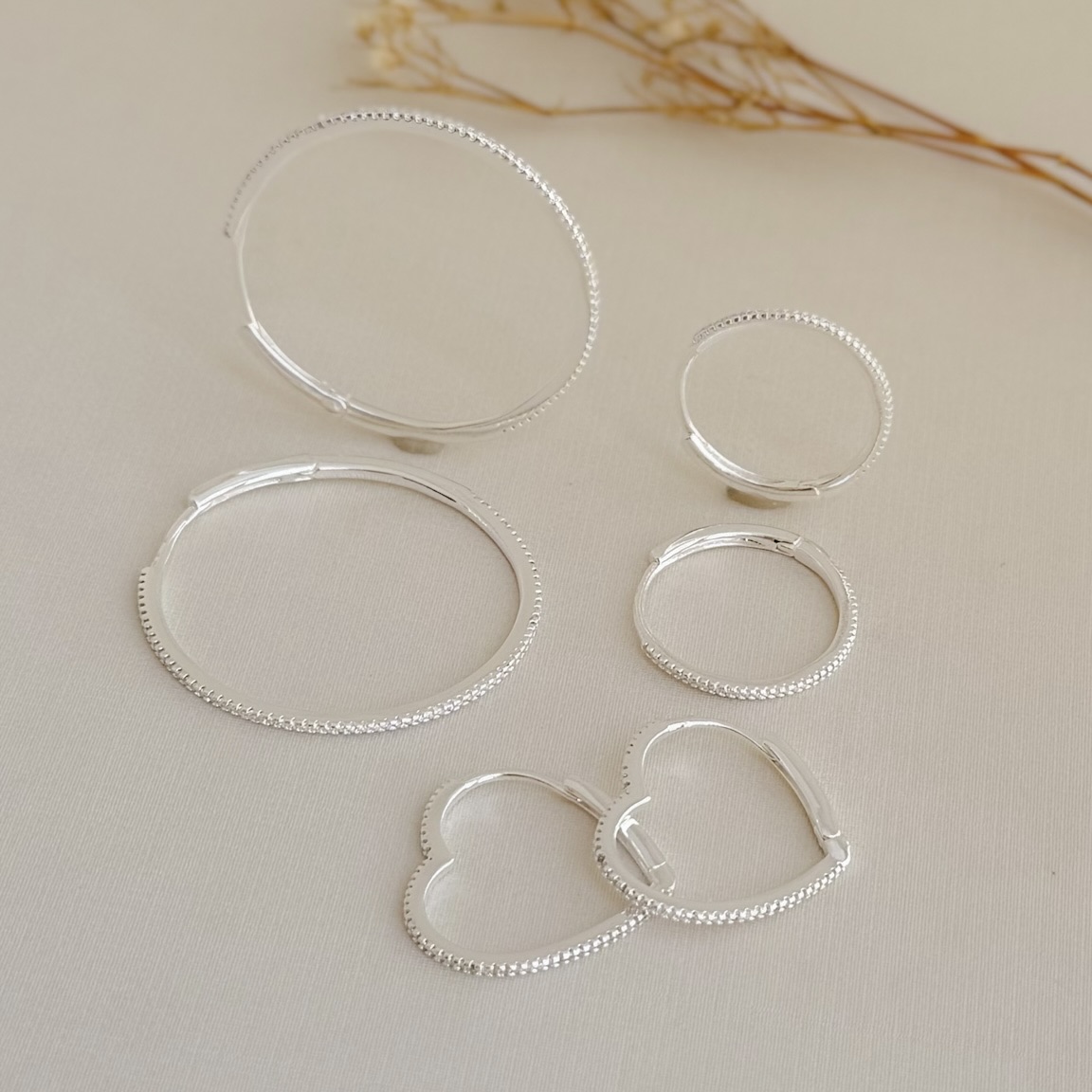 05.3053.1.S - Argola de 25mm de diâmetro com parte frontal cravejada em uma coluna