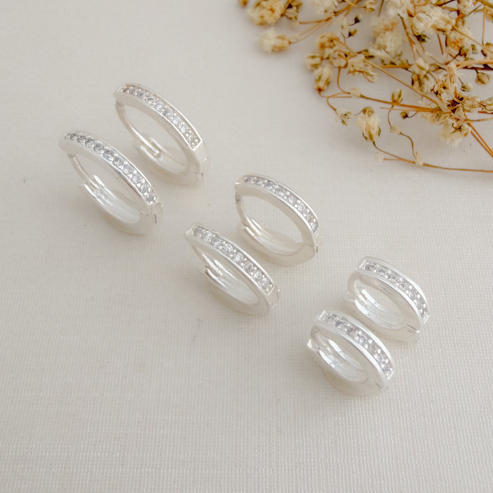 05.3055.1.S - (V1) Argola tradicional M (11mm) com uma fileira de zircônia e borda levemente elevada