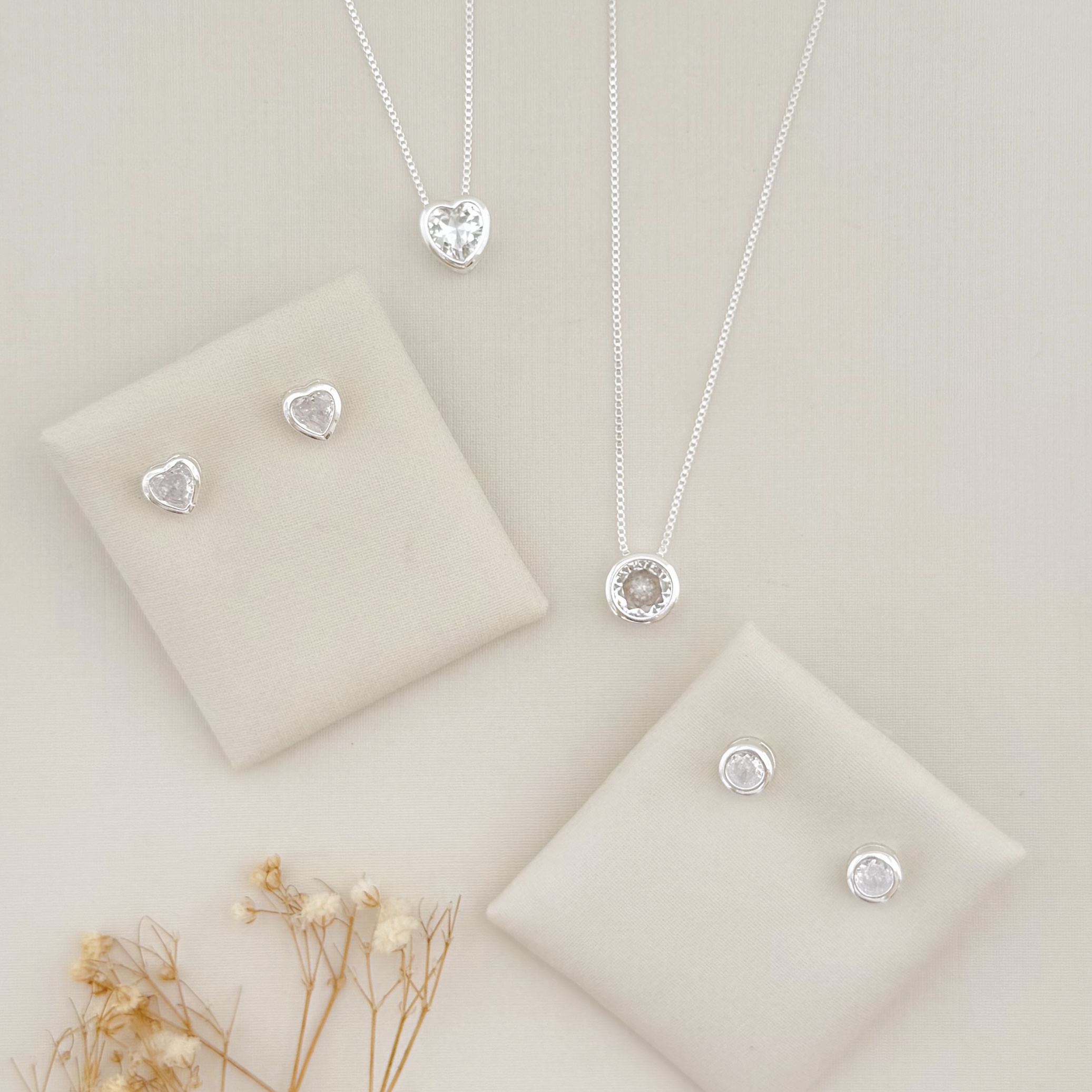 08.0603.1.S - (45) Conjunto de ponto de luz em formato coração de cravação inglesa