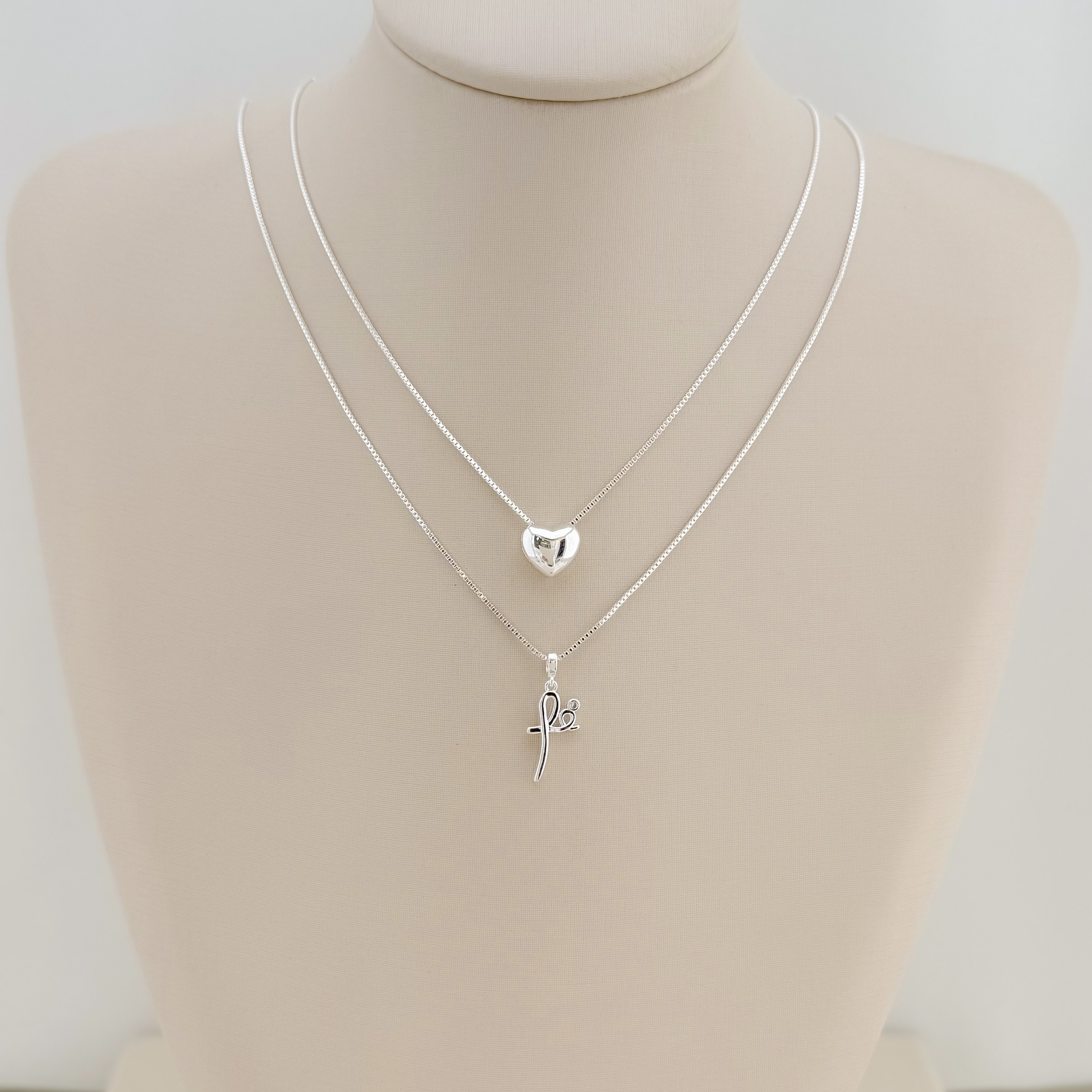 09.2381.1.S - (45) Colar de escrita fé com acento em ponto de luz