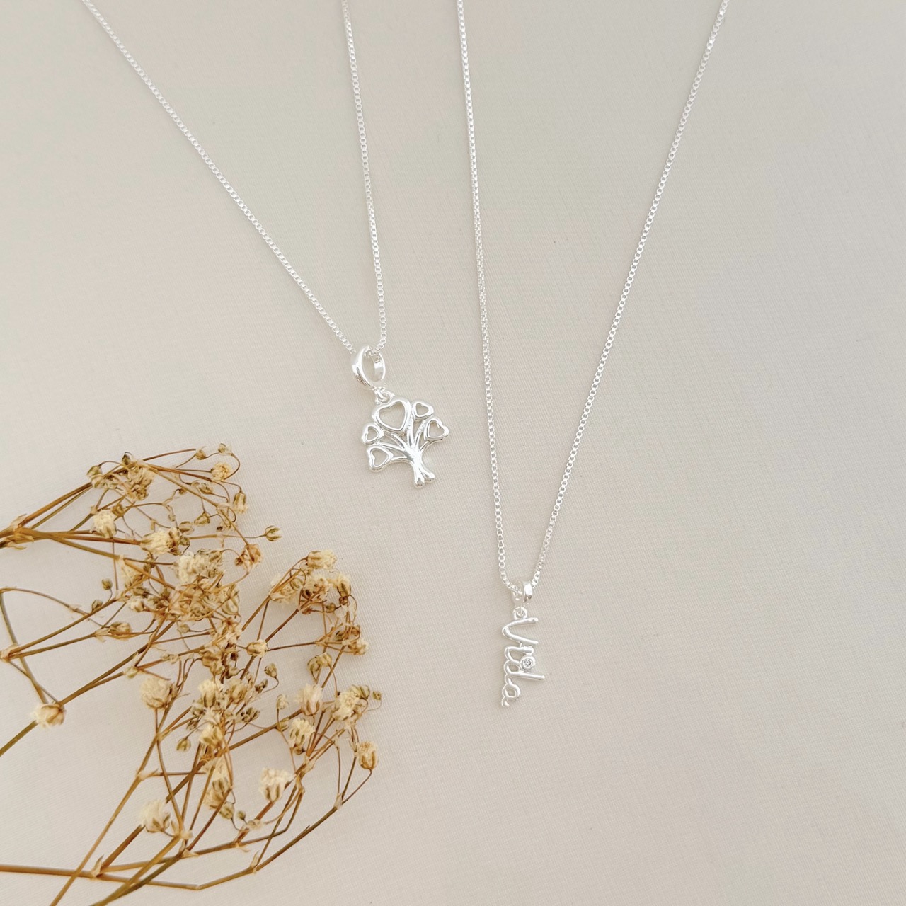 09.2382.1.S - (45) Colar com pingente escrito vida com ponto de luz