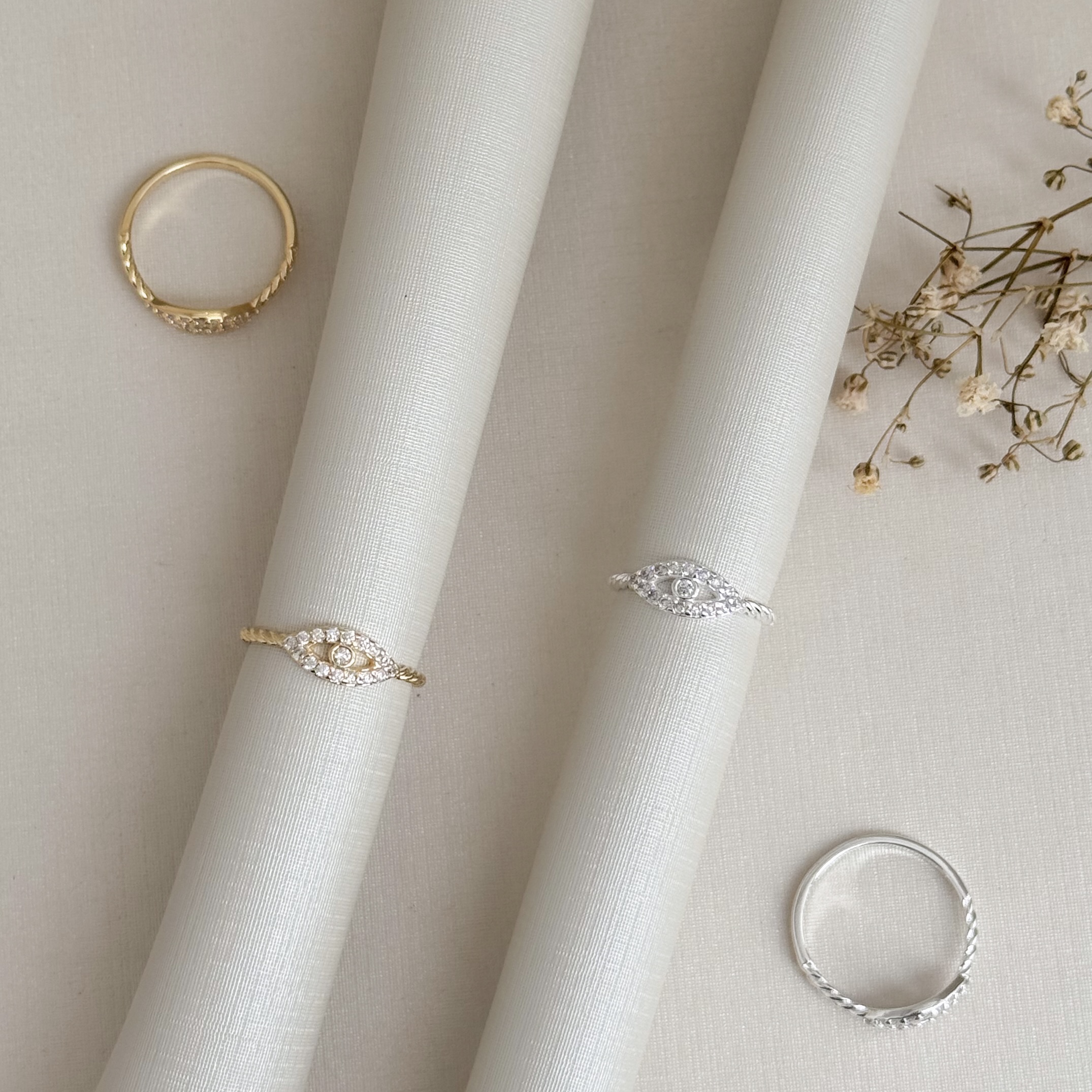 01.0207.1.S - (13) Anel falange de desenho olho cravejado com aro liso