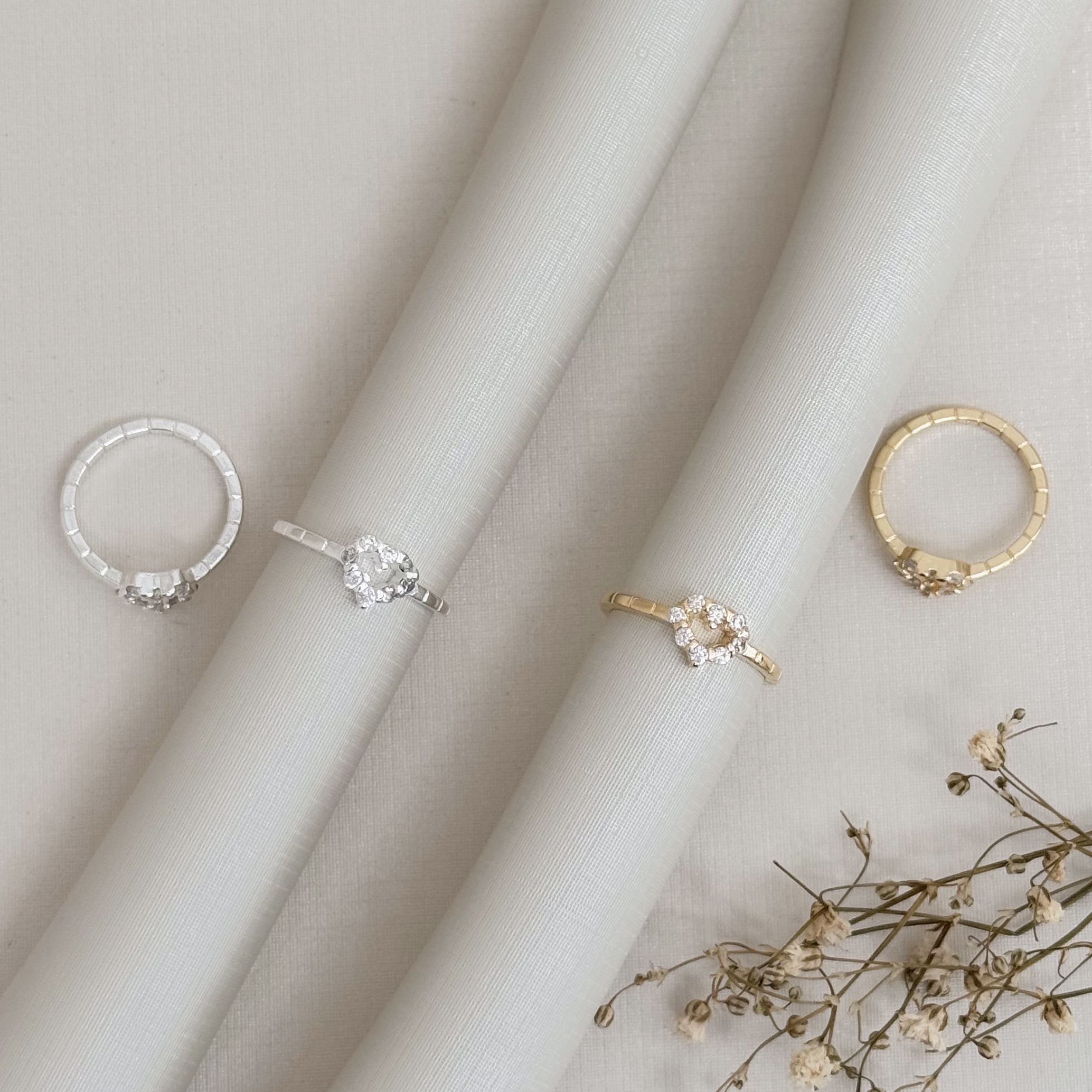 01.0210.1.S - (9) Anel falange de silhueta coração com aro em efeito barras