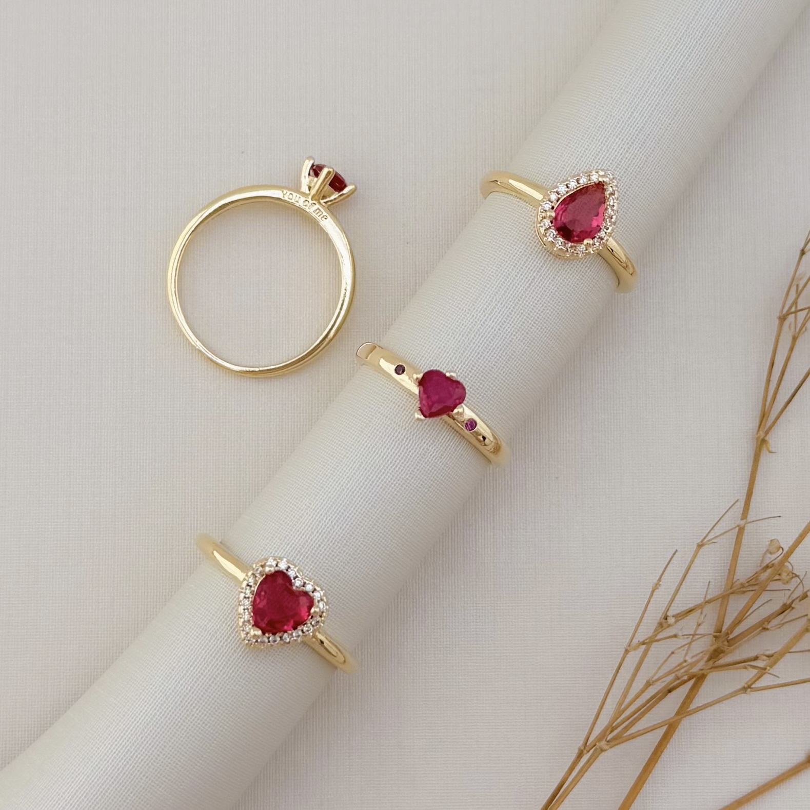 03.2426.6.O - (21) Anel solitário de pedra em coração com uma fileira de cravação em volta