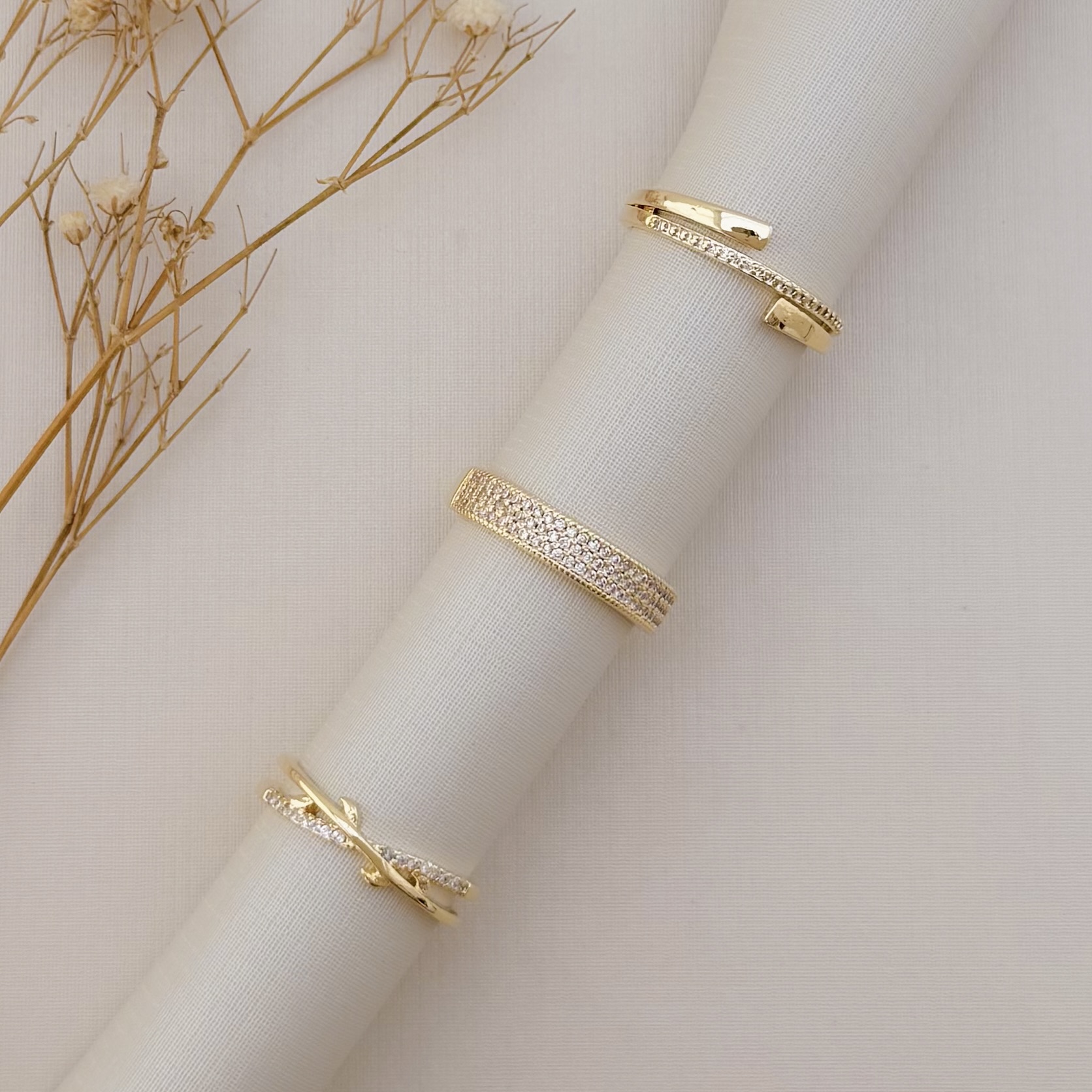 03.2427.1.O - (14) Anel de aro central cravejado com barras lisas em cada lado