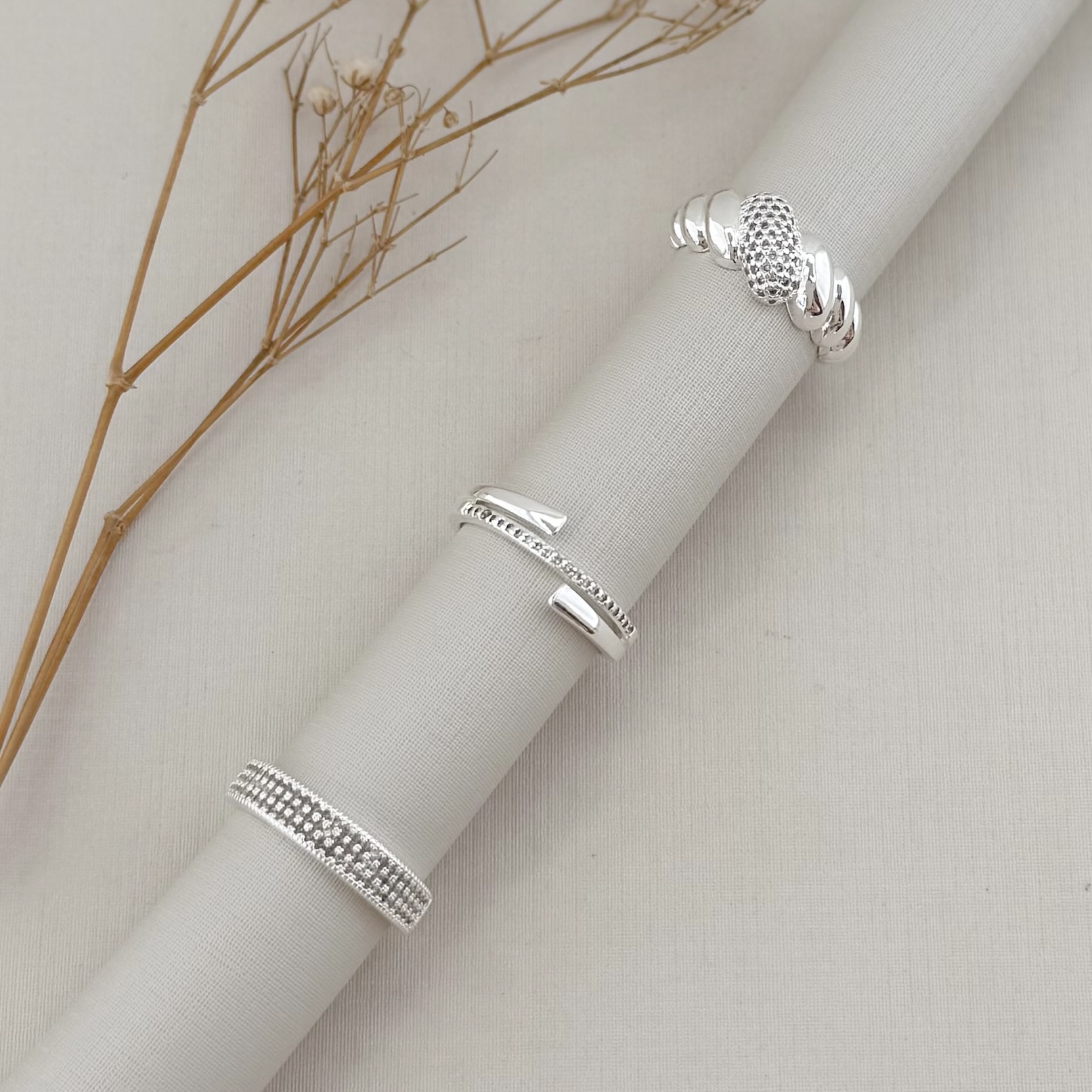 03.2427.1.S - (16) Anel de aro central cravejado com barras lisas em cada lado