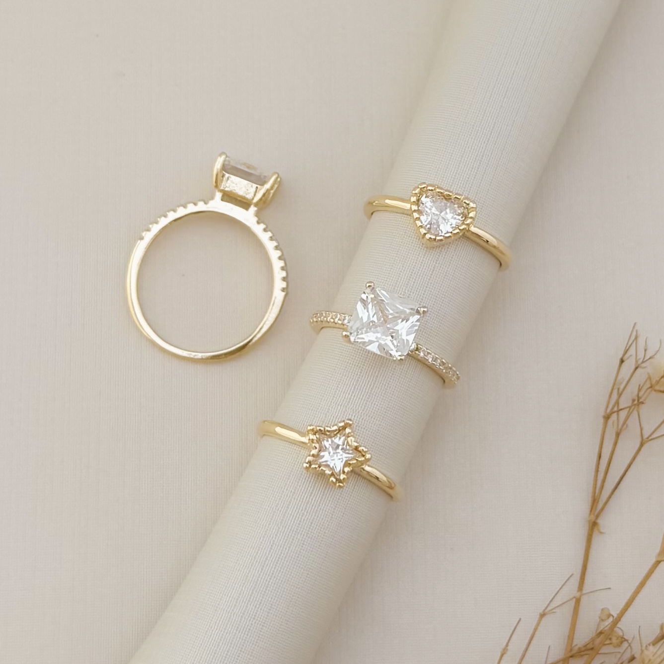 03.2428.1.O - (17) Anel solitário de pedra quadrada com aro cravejado até metade