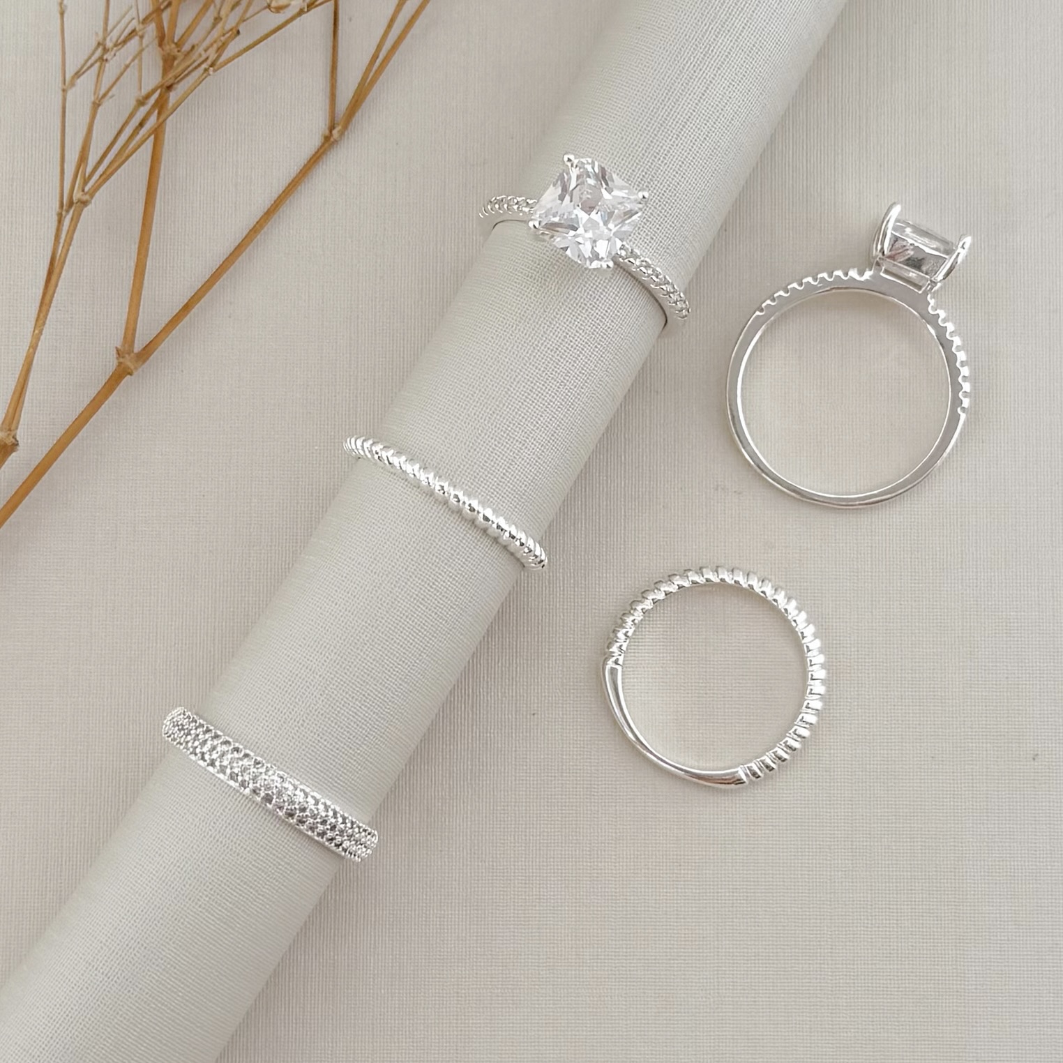 03.2428.1.S - (22) Anel solitário de pedra quadrada com aro cravejado até metade