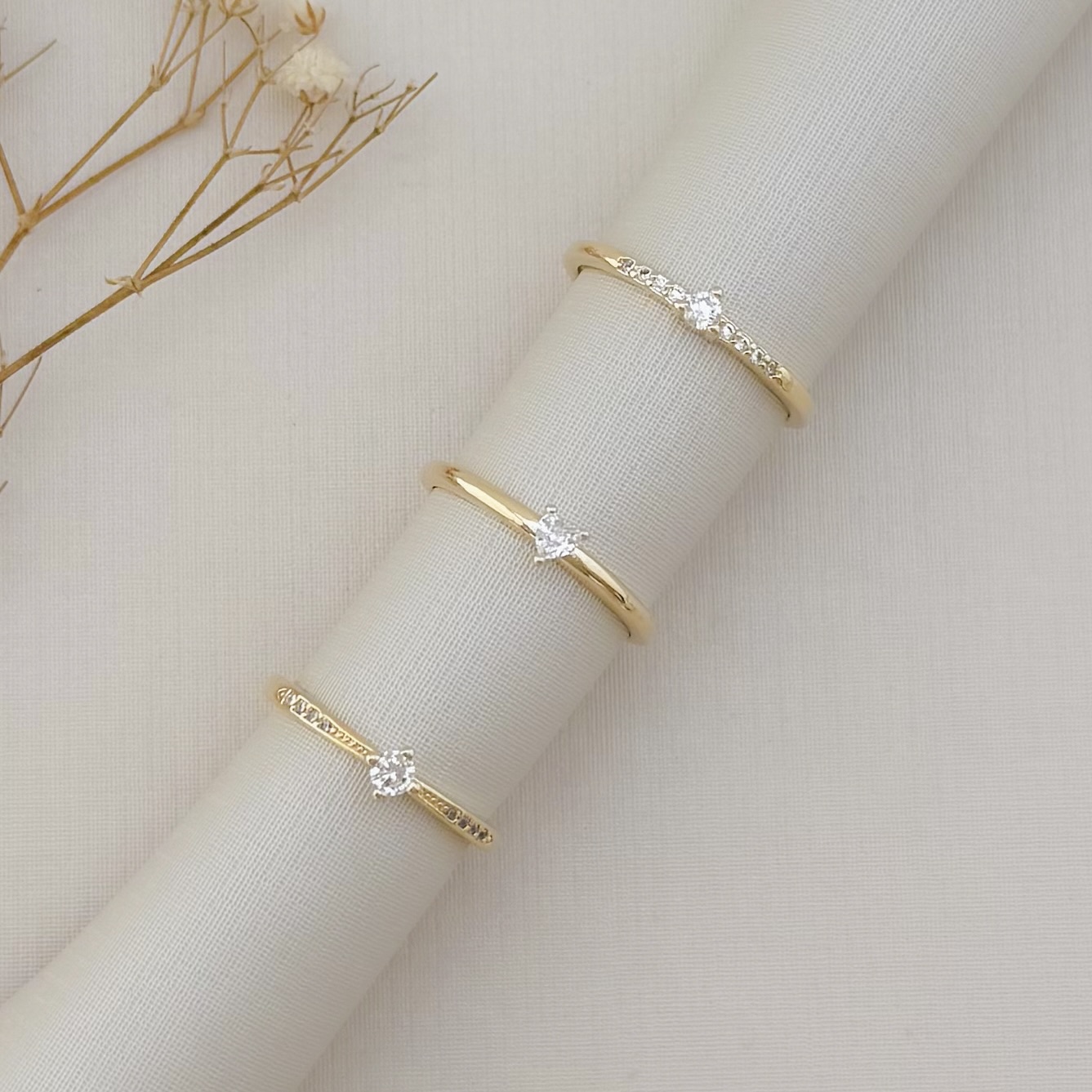 03.2432.1.O - (21) Anel solitário em pedra coração com aro liso