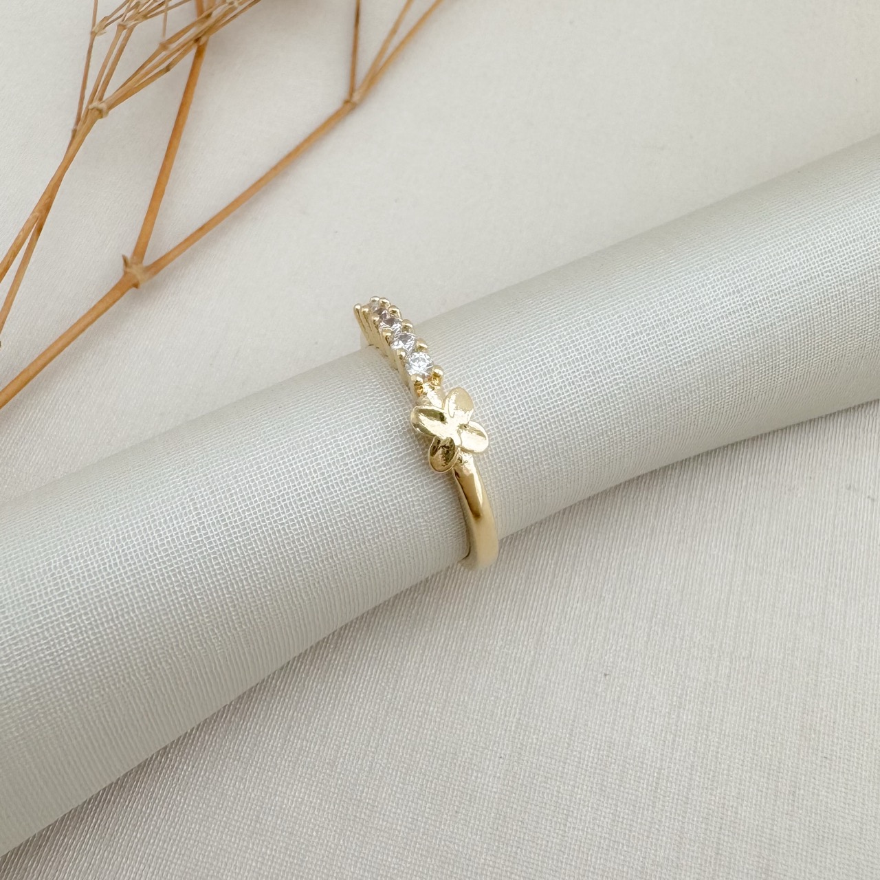 03.2435.1.O - (14) Anel de cinco zircônia com flor de Alhambra lisa