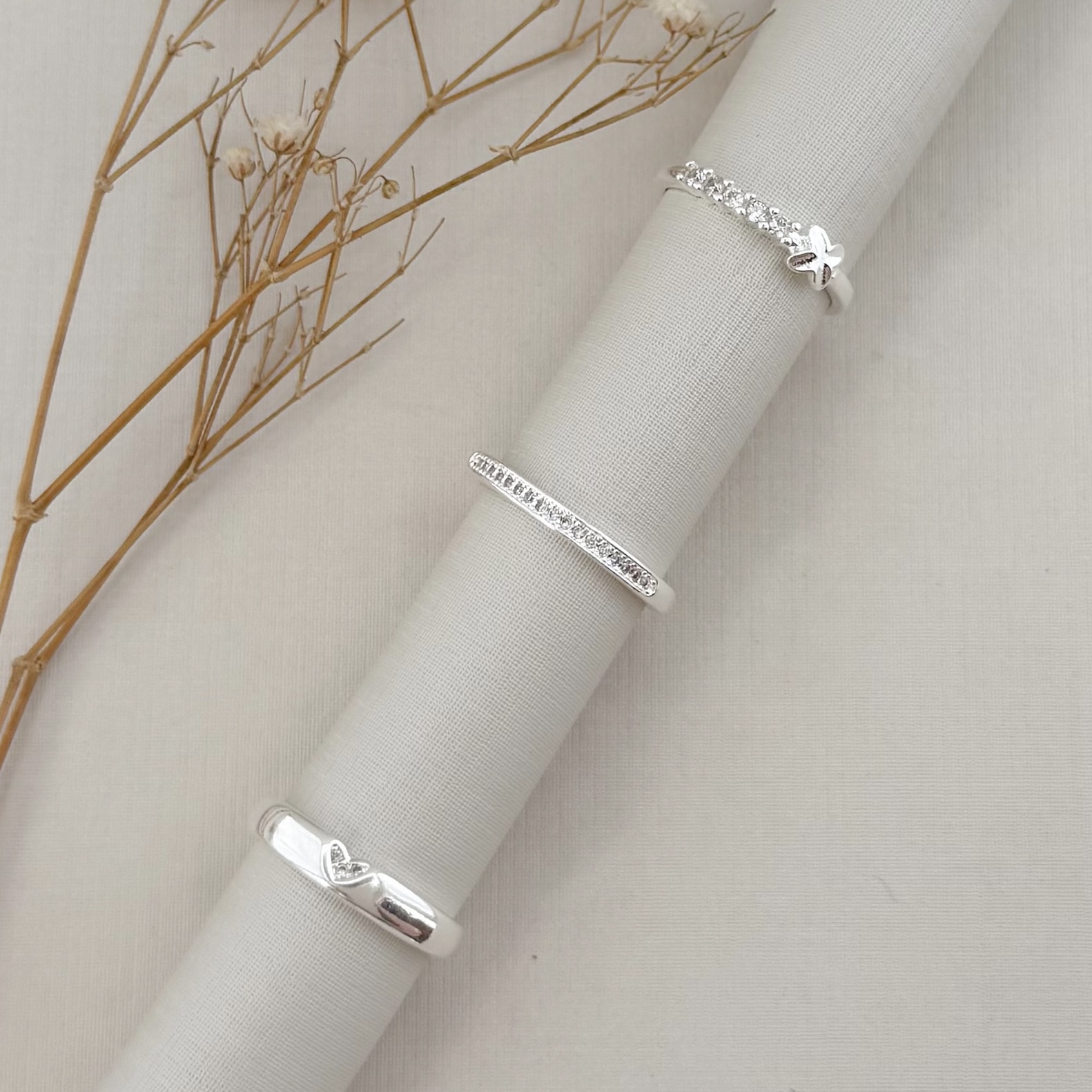 03.2435.1.S - (21) Anel de cinco zircônia com flor de Alhambra lisa