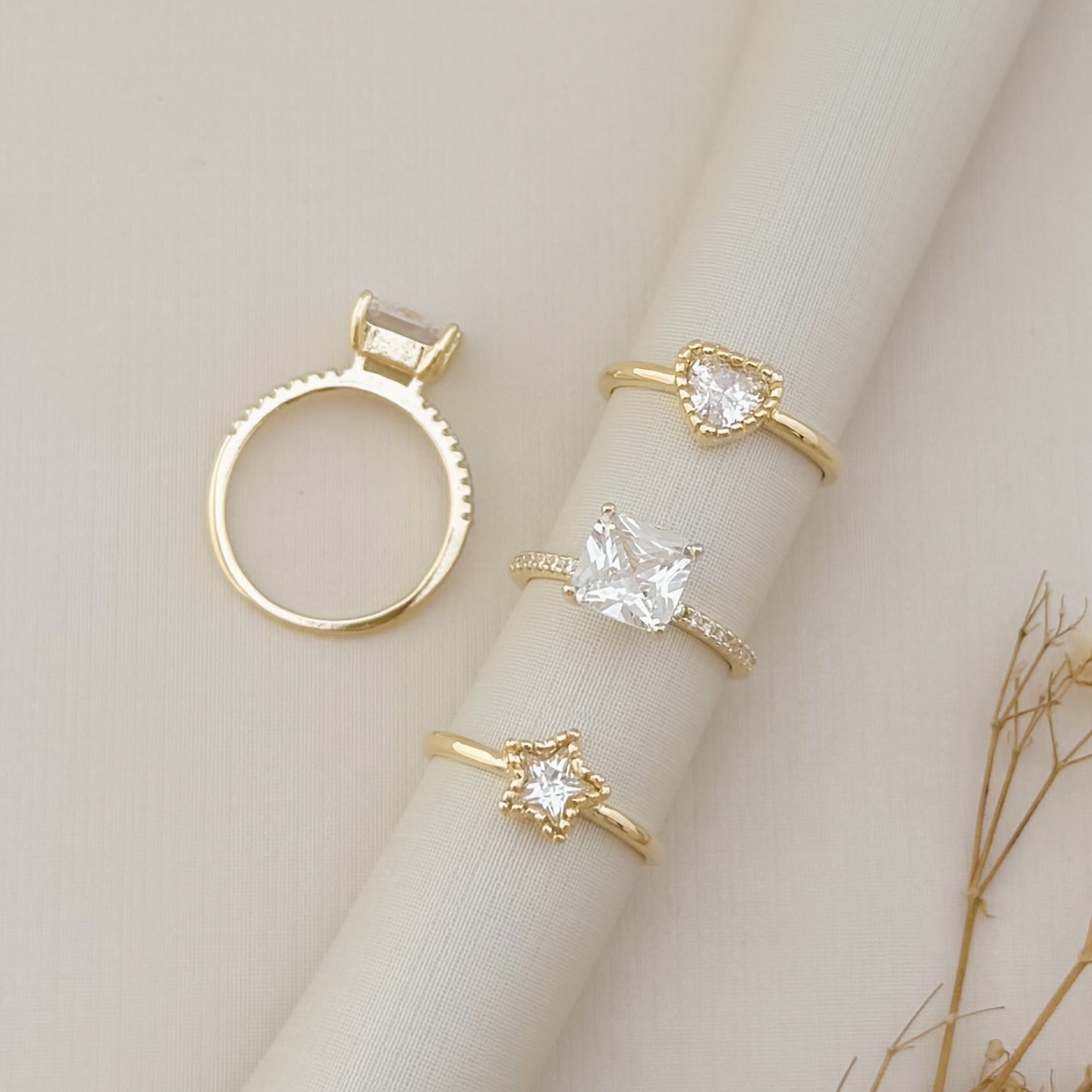 03.2438.1.O - (18) Anel de pedra em formato estrela com borda em spikes e aro liso