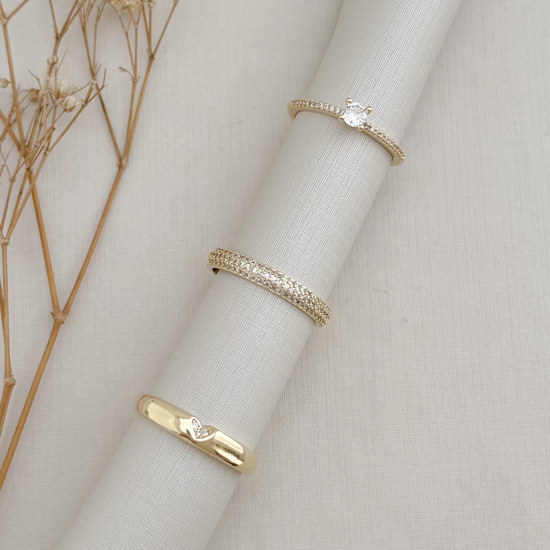 03.2445.1.O - (21) Anel solitário princesa com aro cravejado