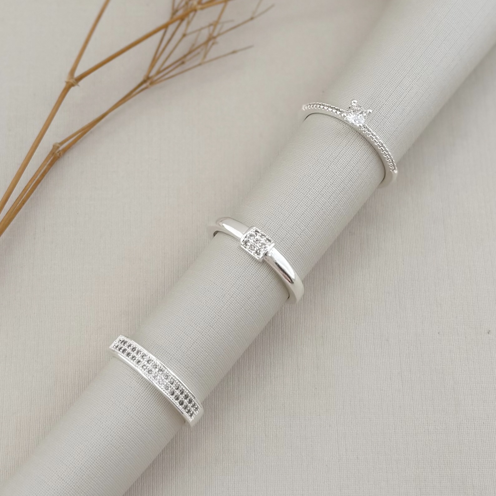 03.2445.1.S - (19) Anel solitário princesa com aro cravejado