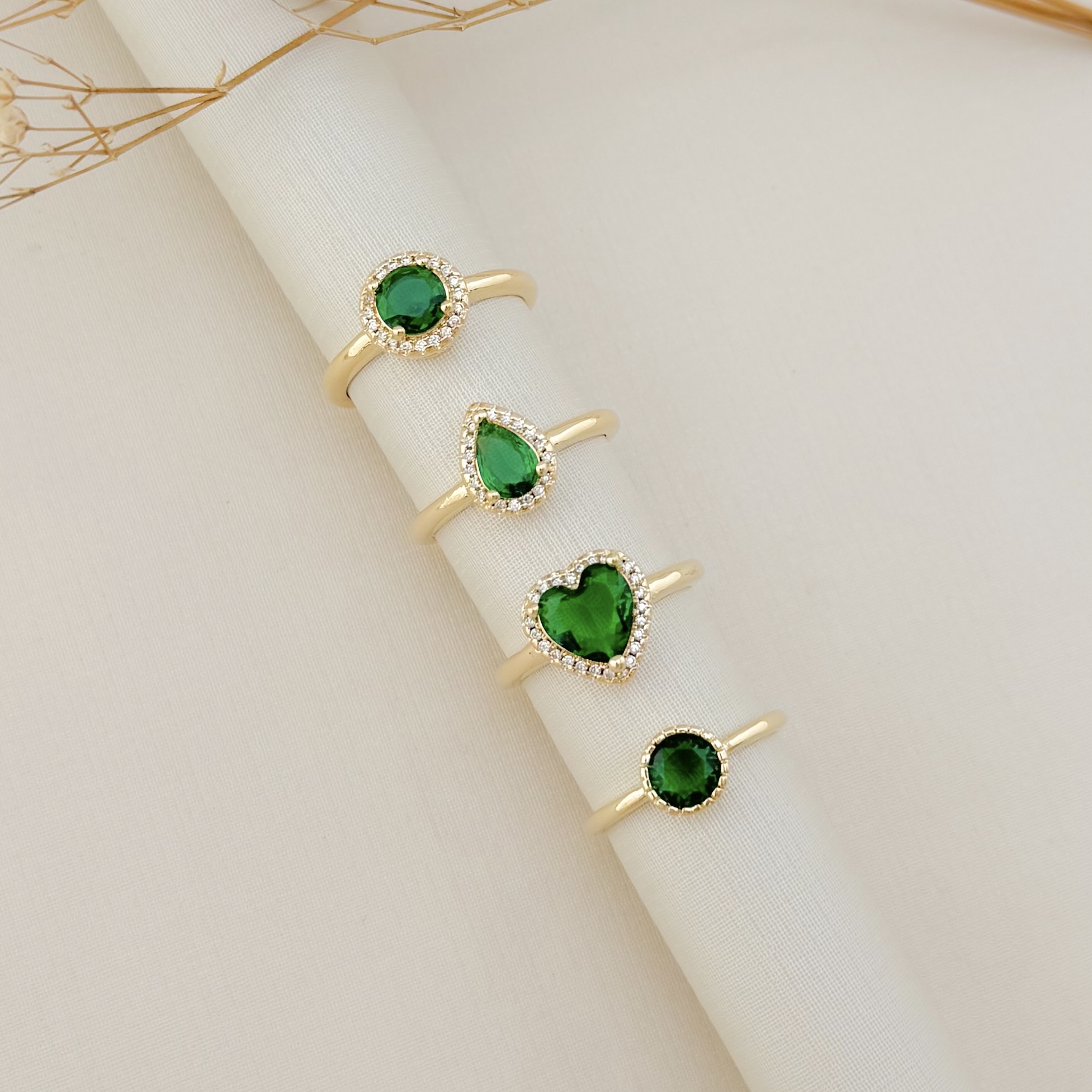 03.2442.5.O - (21) Anel solitário com uma coluna de cravação em volta