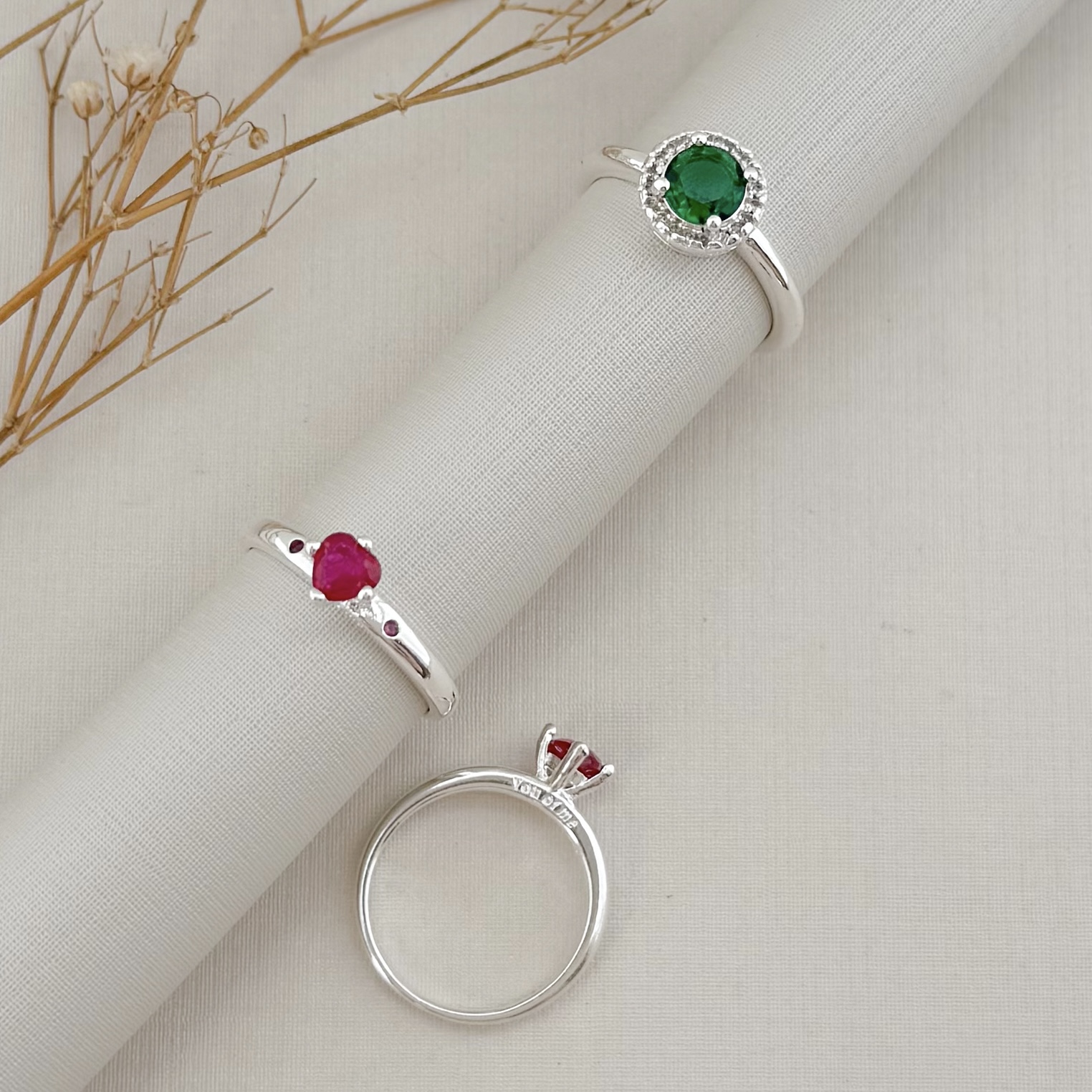 03.2443.6.S - (15) Anel solitário em formato coração com um zircônia em cada lado no aro