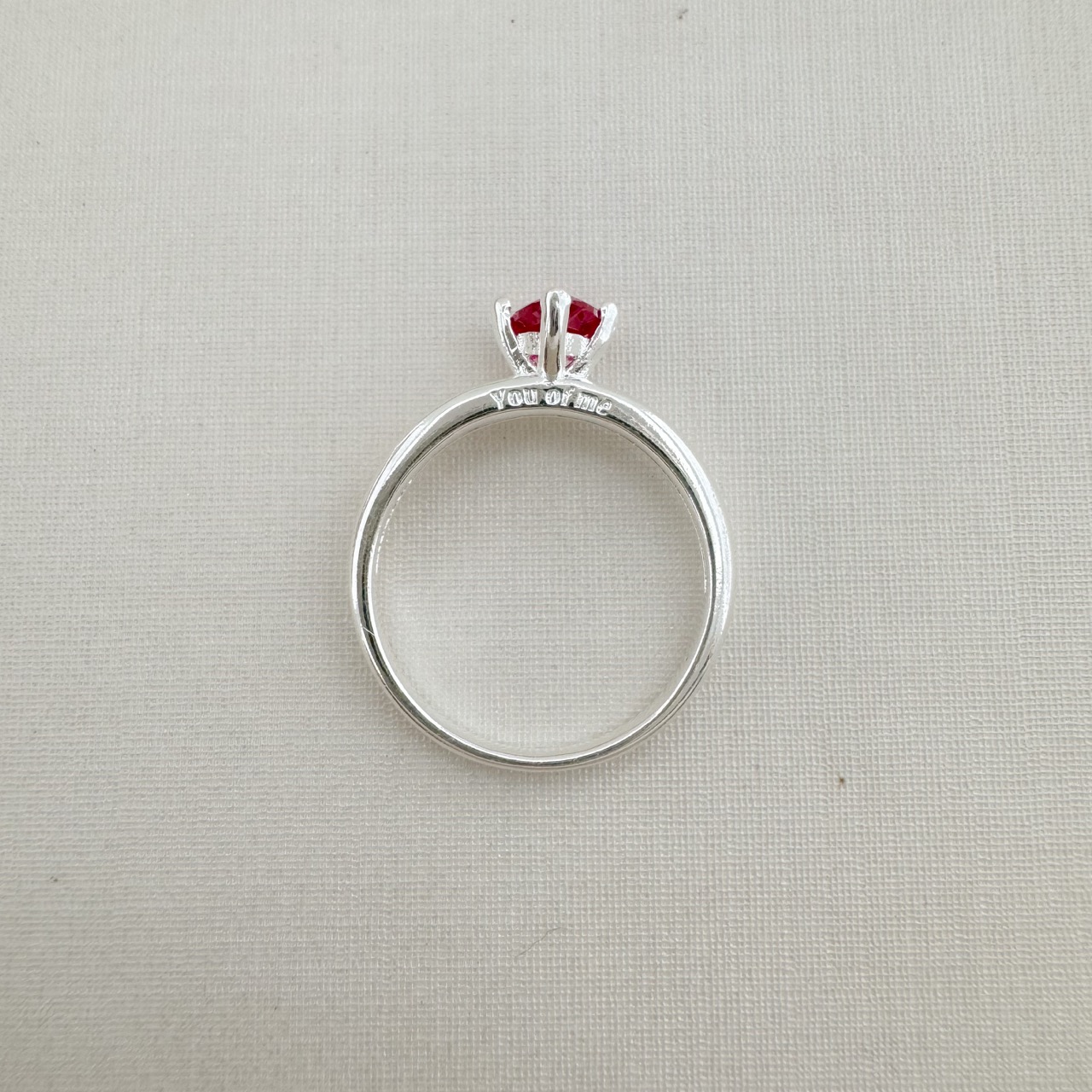 03.2443.6.S - (19) Anel solitário em formato coração com um zircônia em cada lado no aro